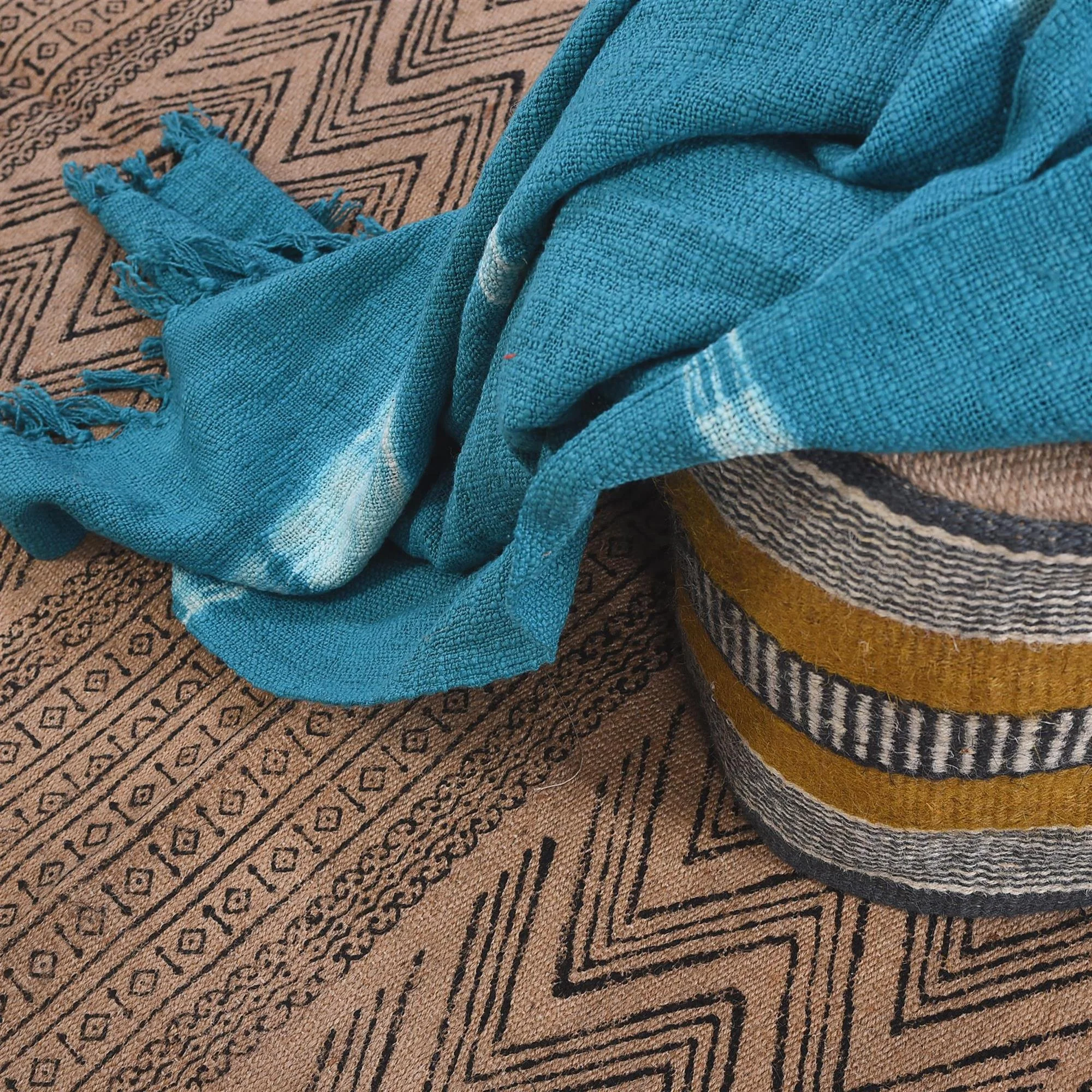 Индийский натуральный и черный цвет ручной ткацкий станок тканый ковер ручная печать джутовый ковры