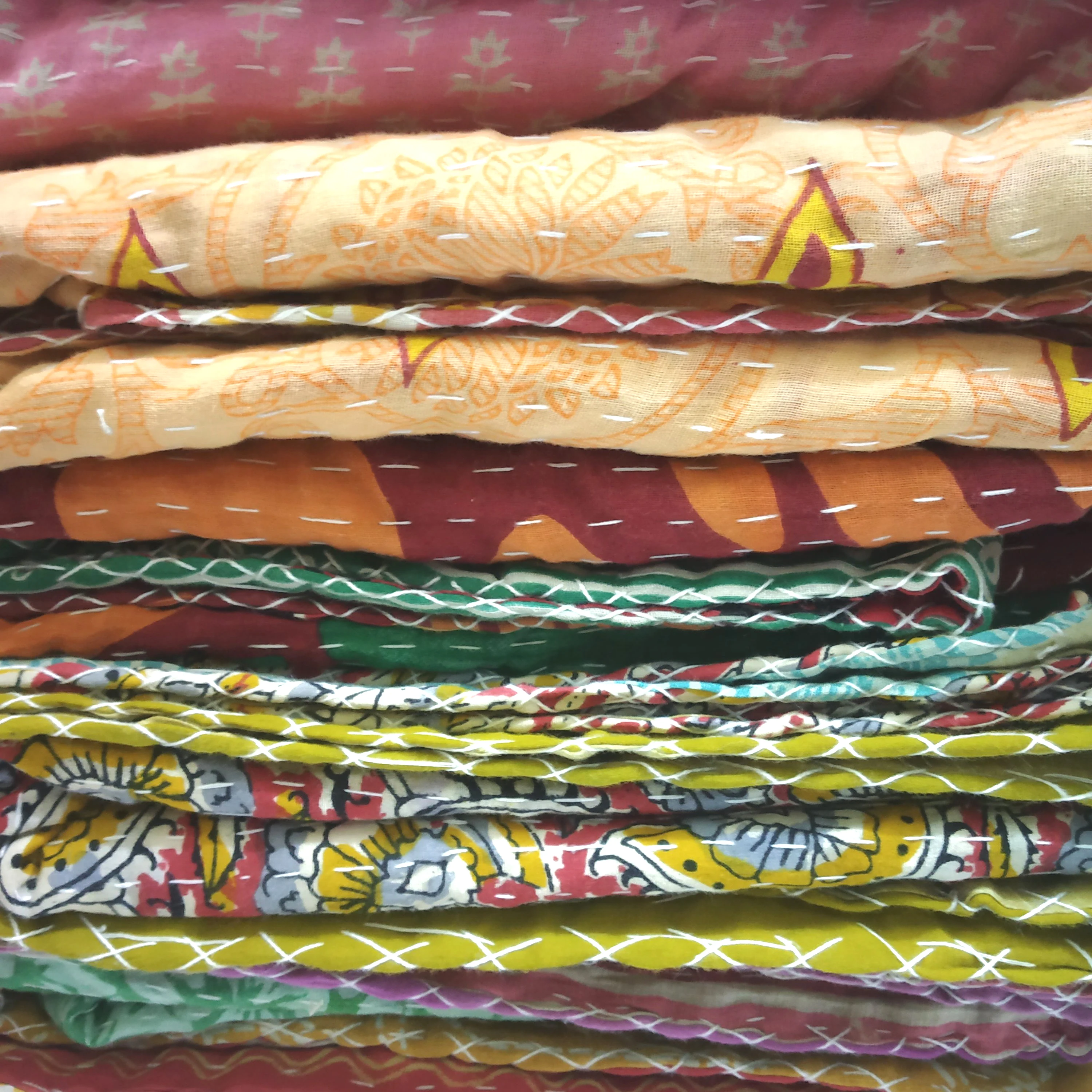 Винтажное одеяло Kantha Sari из переработанного материала лоскутное