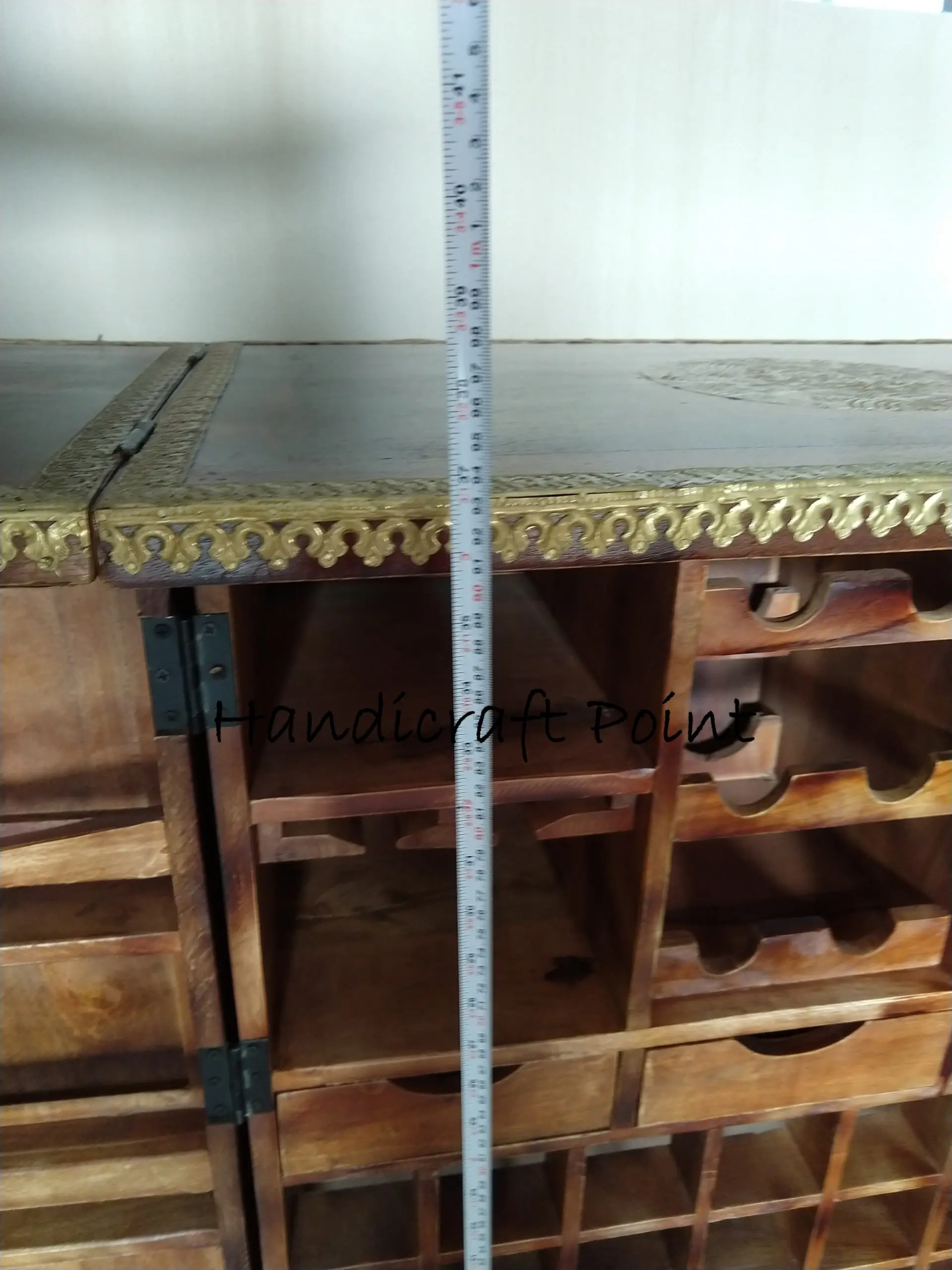 Stylish Antique Design Wooden Bar Cabinet