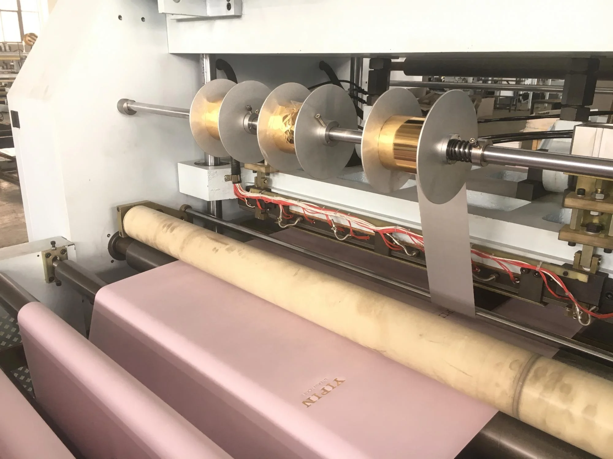 New Generation Automatic Non-Woven Fabrics Calendar Hang Bag Web-Fed Hot Foil Stamping Machine TYM1300