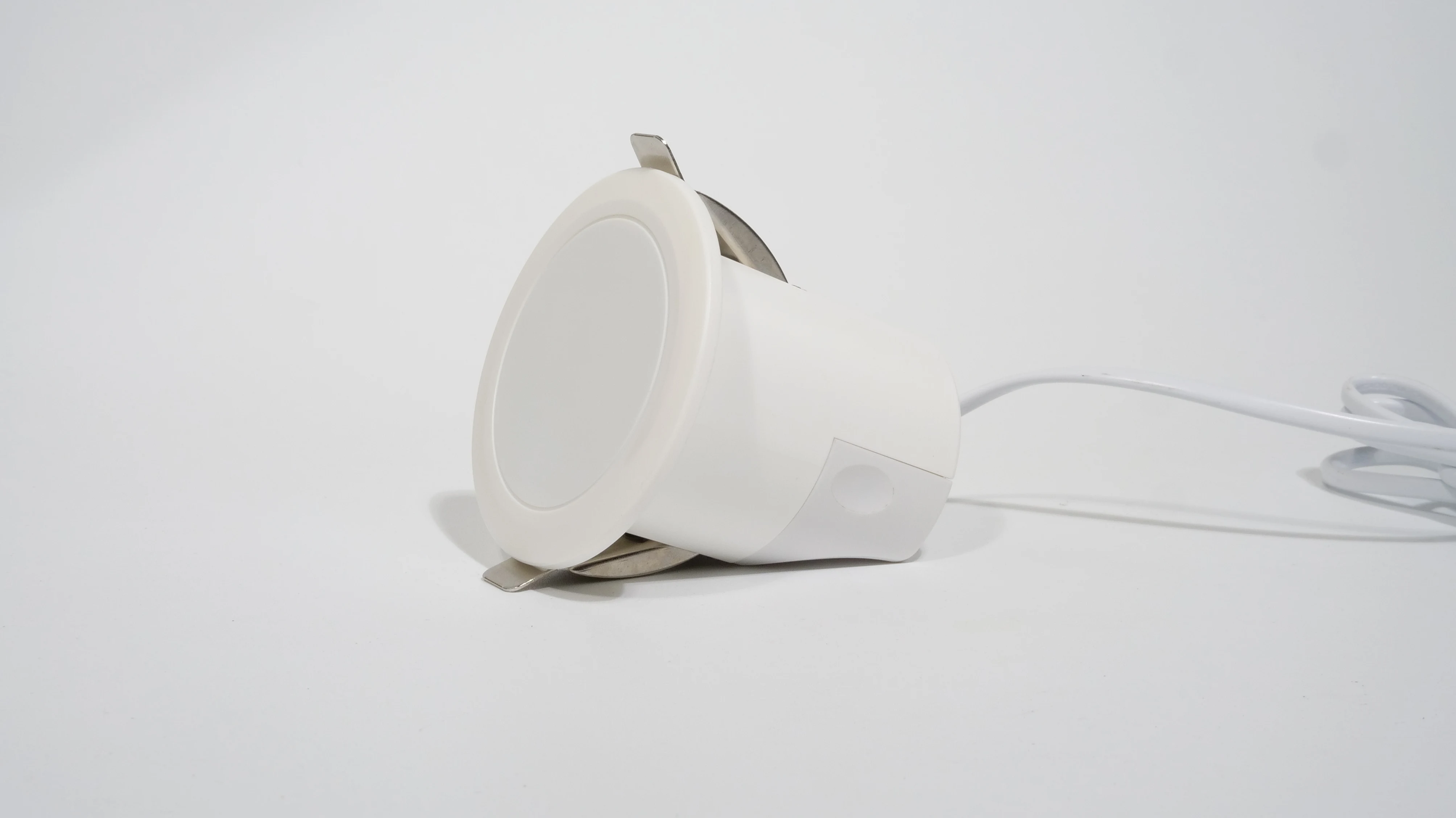 IOT Zigbee TUYA microwave occupation sensor 360 degree detection ceiling installation AC 100~240V power supply