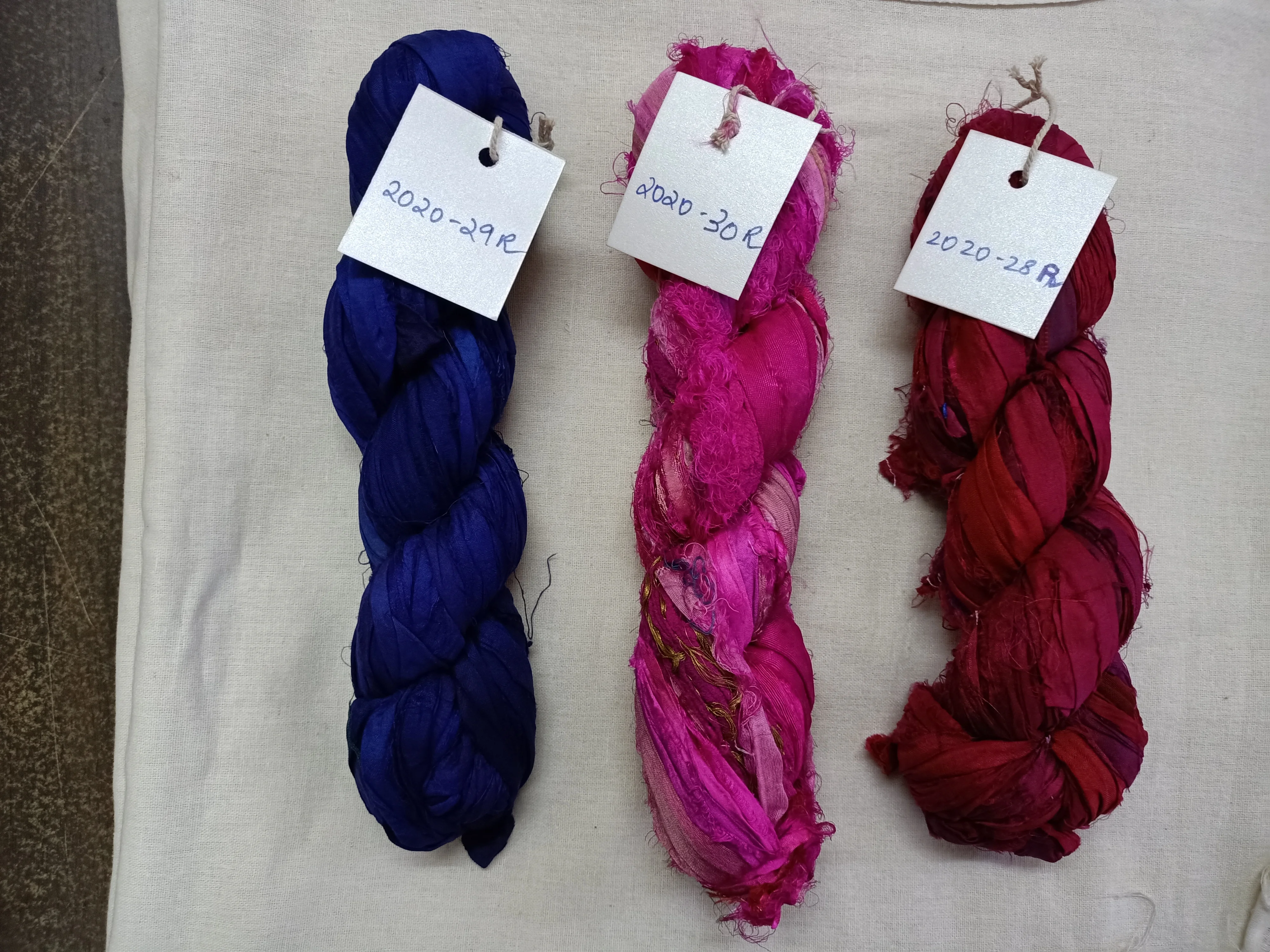 Шелковые ленты sari на заказ в широком ассортименте однотонных и разноцветных лент подходящих для магазинов пряжи волокон