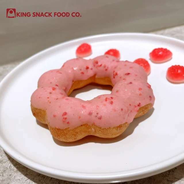 High quality crispy strawberry coating donut party supplies hot sell holiday donuts low calorie