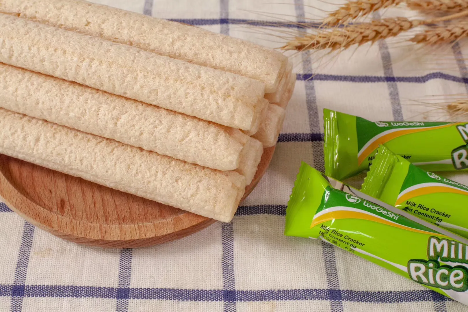 Top selling Good price Vietnam Factory Milk Puffed Rice Roll Cracker 40pcs per box