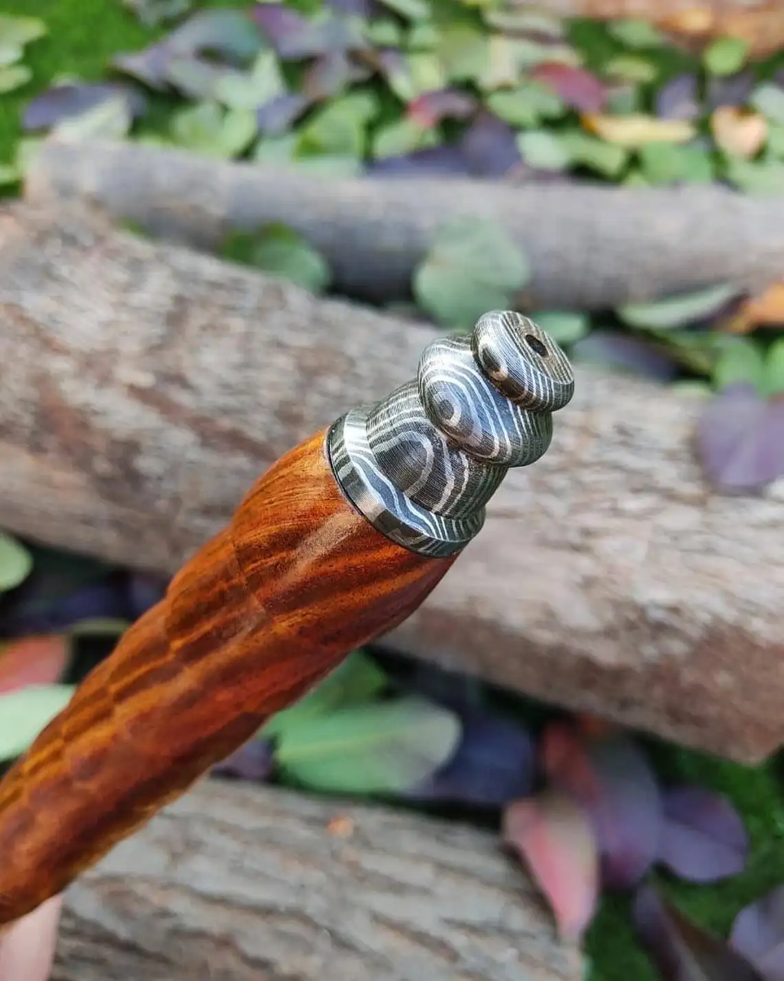 Изготовленный На Заказ кованый топор викингов из углеродистой стали с валом розового дерева