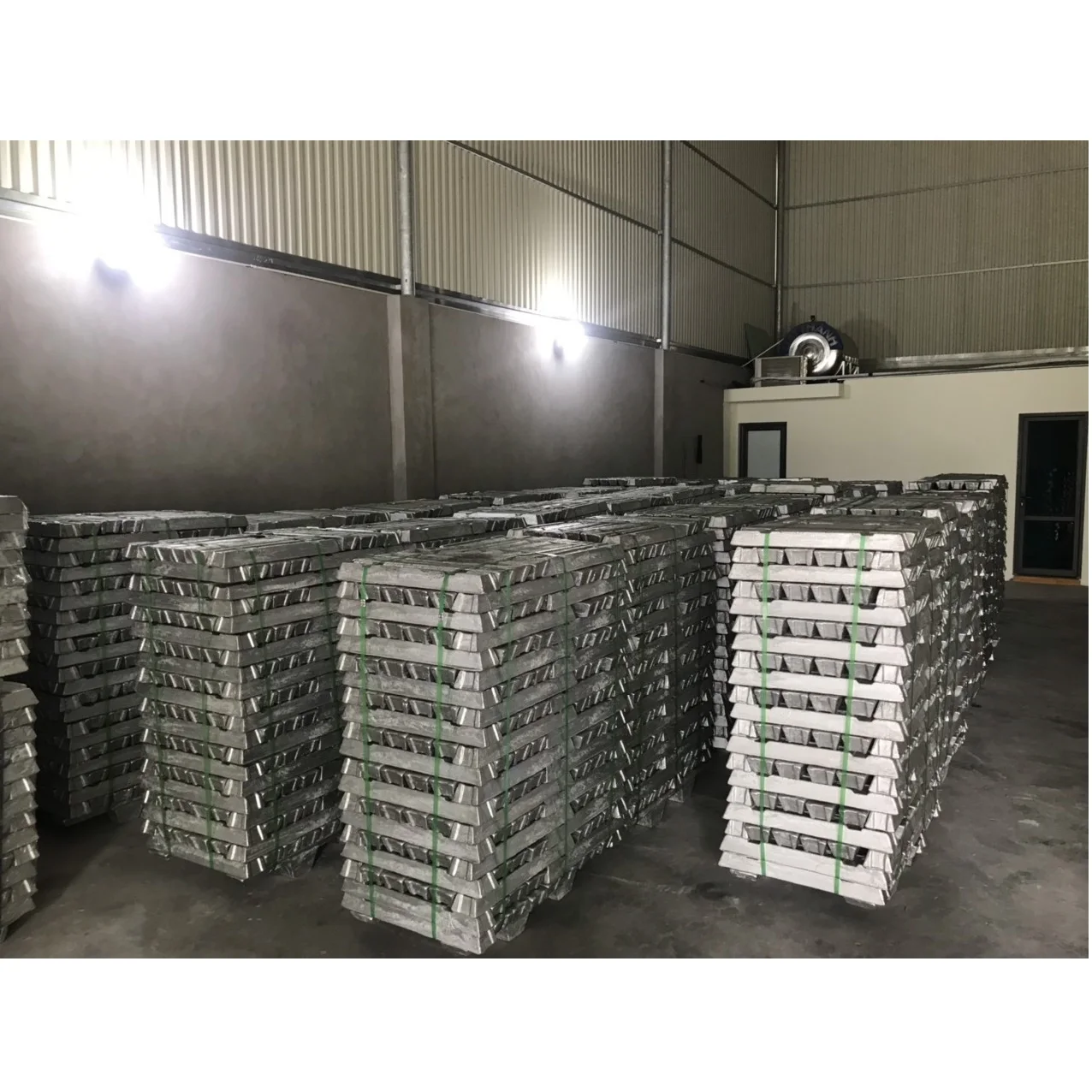 Высокая чистота, Лучшая цена, минералы и металлургия, алюминиевый сплав, слиток ADC 12 от вьетнамского производителя