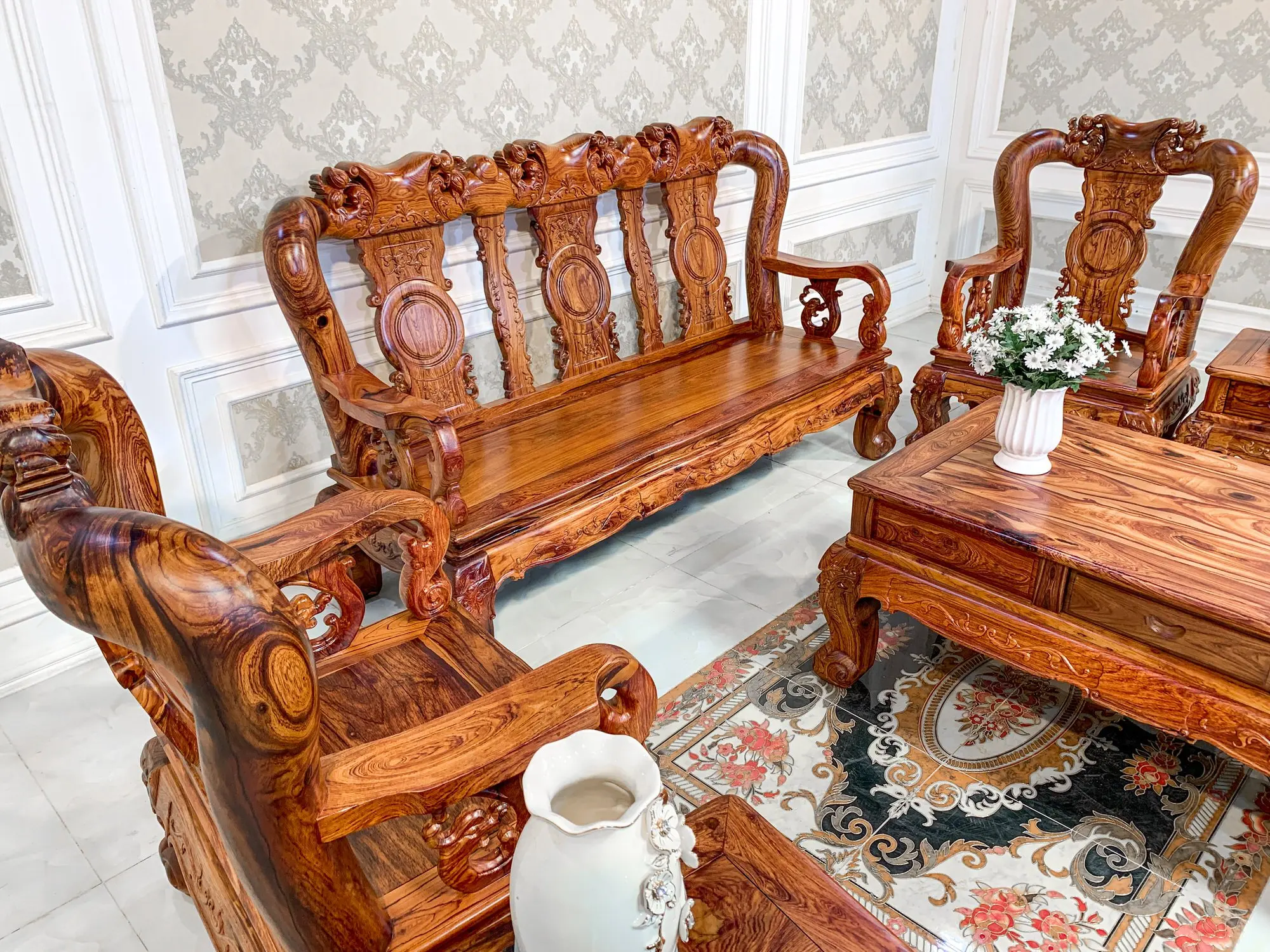 Table and chairs carved with rosewood peach