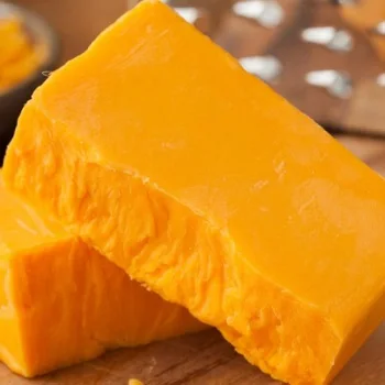 Новый запас измельченного сыра Mozzarella для пиццы