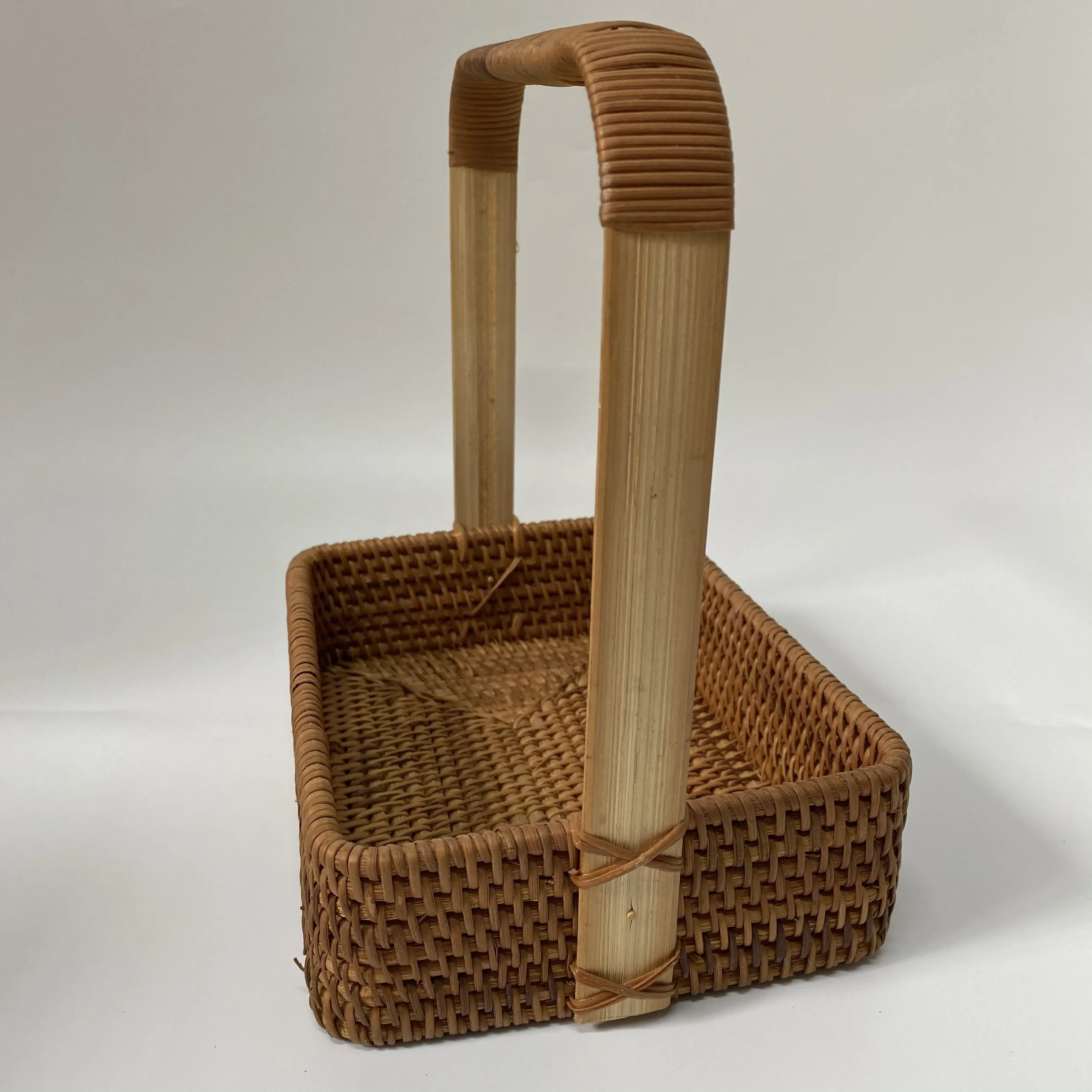 Wicker Hamper Basket Eco friendly Christmas Hamper Basket Sustainable Rattan Basket with Handle for Storage Food Drink