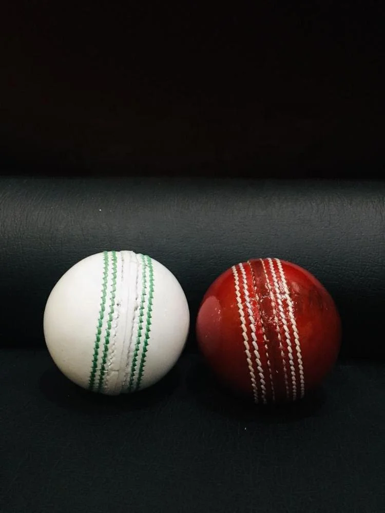 Wholesale Customized Logo Chrome Leather Machine Stitched Four Piece Construction Cricket Balls