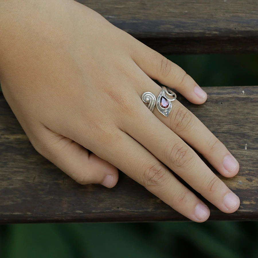 
Leaf Waves Silver Ring with Garnet 