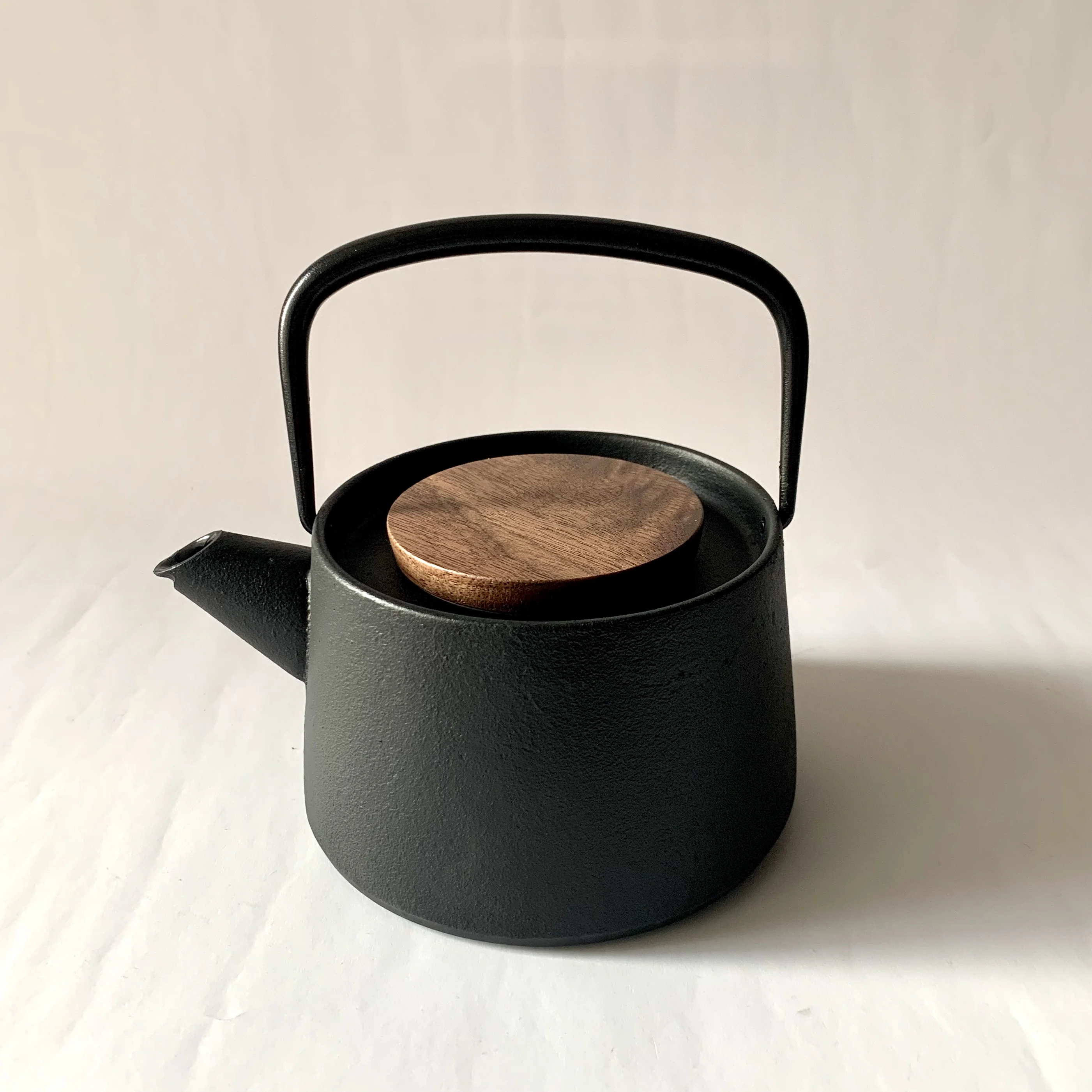 tetu Cast Iron Teapot designed by Makoto Koizumi drip free spout Nanbu Tekki made in Japan
