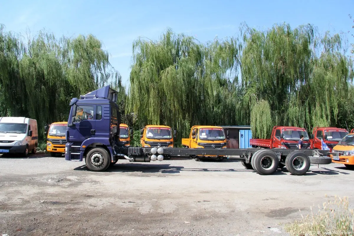 Shacman used cargo trucks 270HP 6X2 cargo box for sale with good price