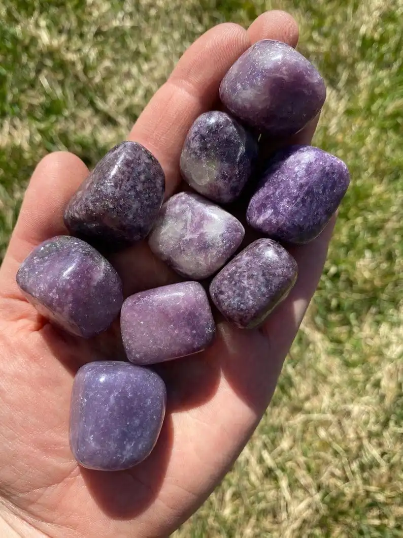 Оптовая продажа натуральный лепидолитный барабанный камень для лечения рейки крупный производитель драгоценных камней KingGems