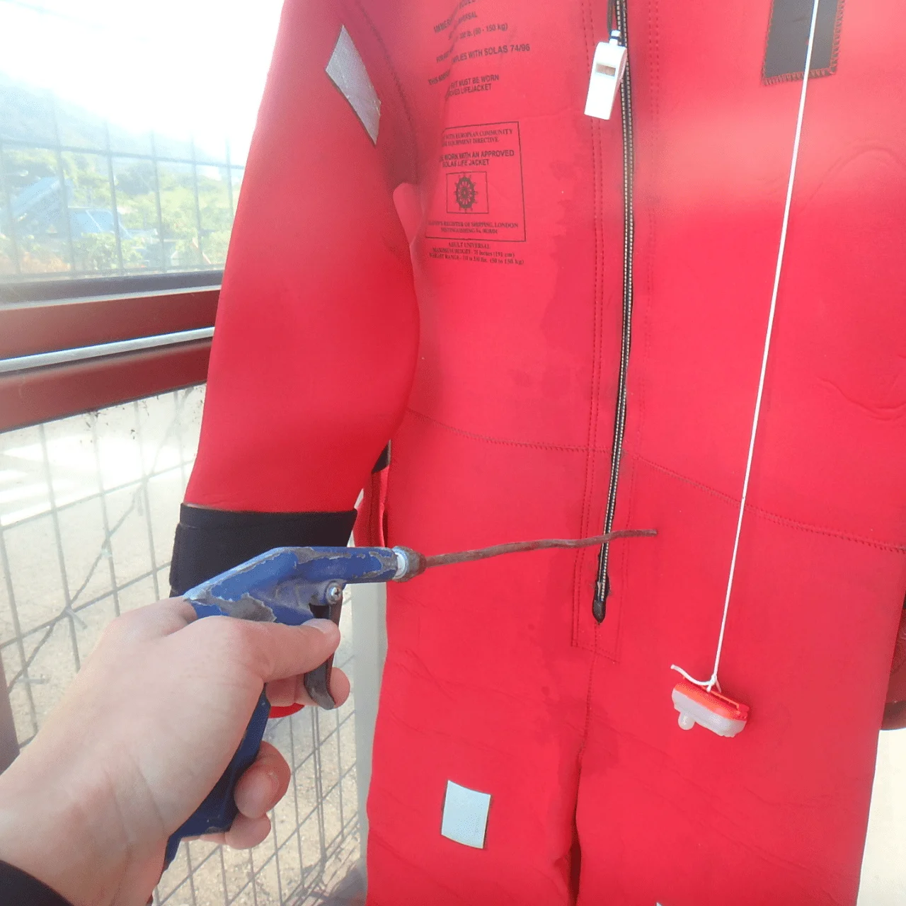 Immersion suits tightness test for ships