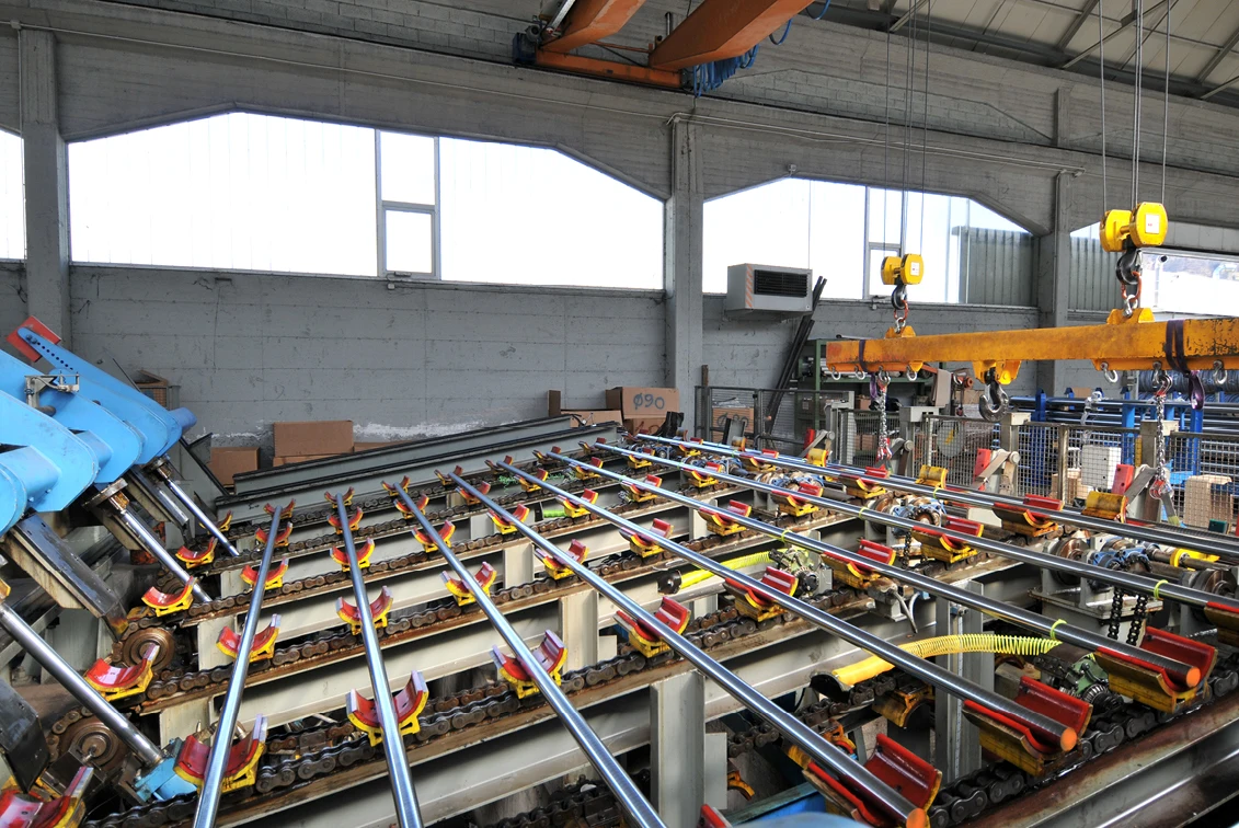 Глянцевые круглые стальные стержни 18-200 мм