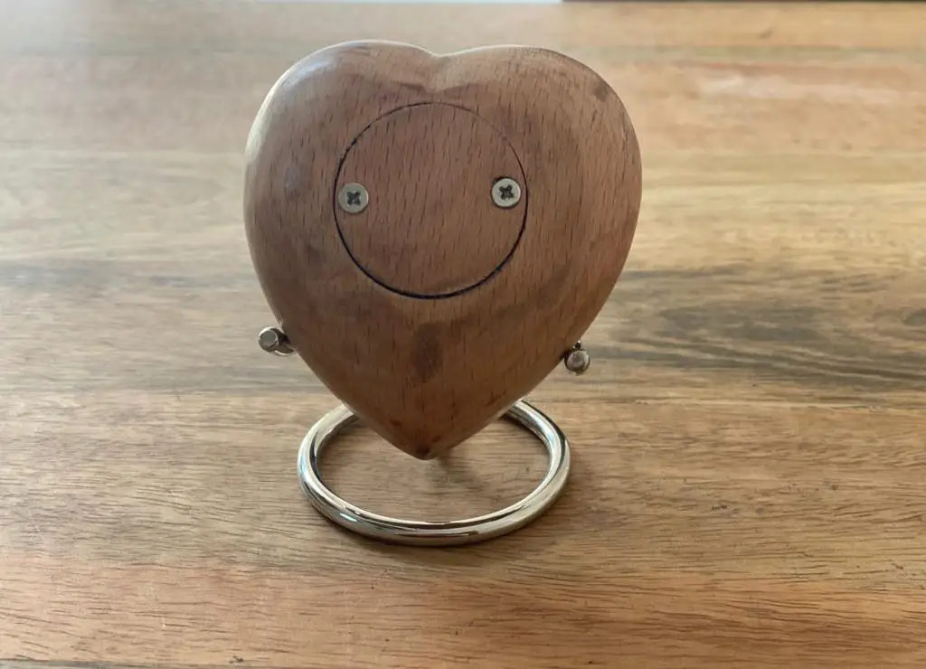 Деревянная урна в форме сердца лучшего качества выполненная вручную с металлической подставкой для хранения пояса