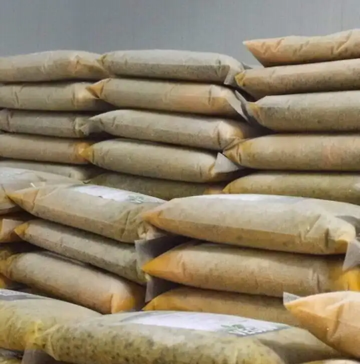 Vietnamese Frozen Passion Fruit juice is a tropical fruit rich in nutrients, processed into a drink to help purify the body.