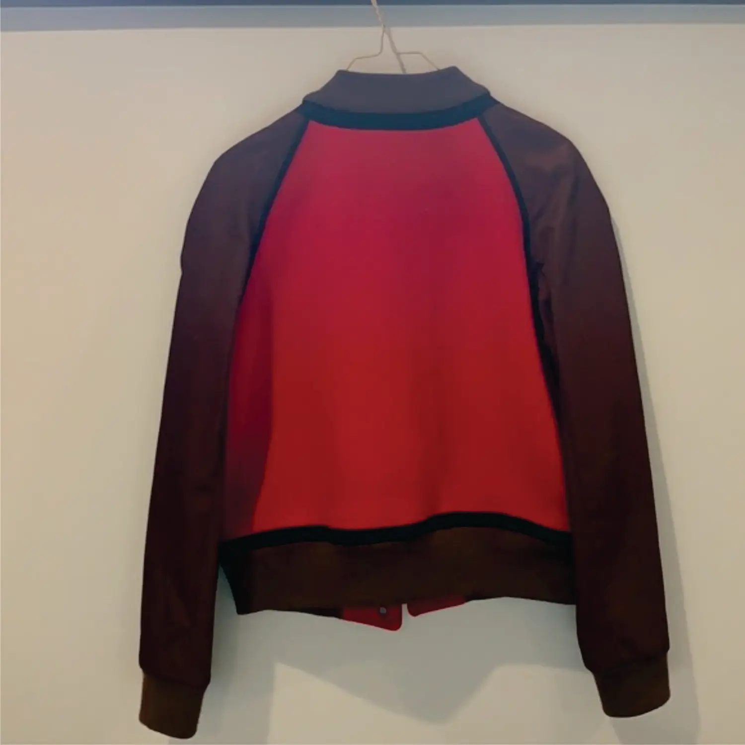 Пользовательский бейсбол Letterman логотип Varsity куртка черный кожаный рукав и красная шерсть с боковым карманом