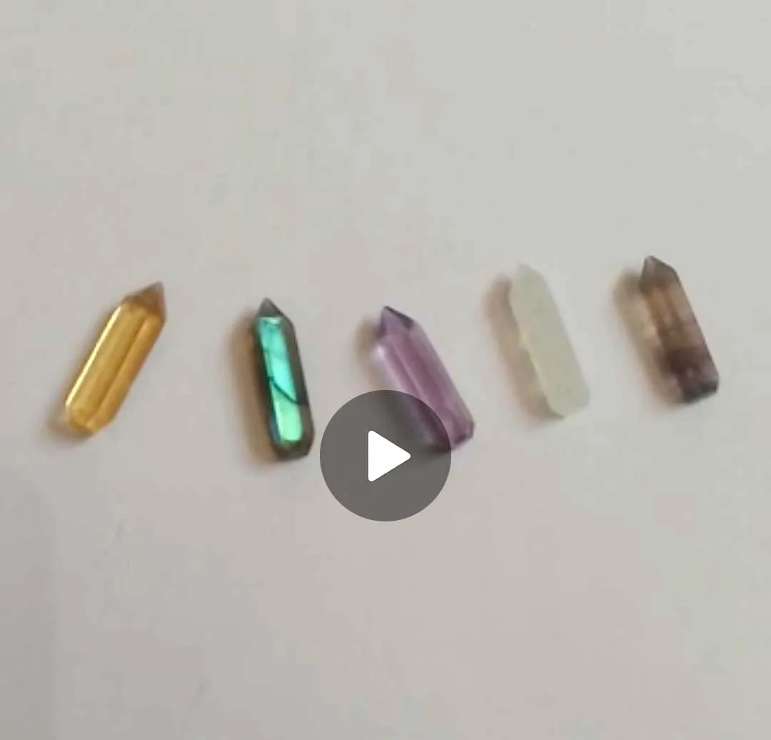 Одиночная вышитая башня с кристаллами