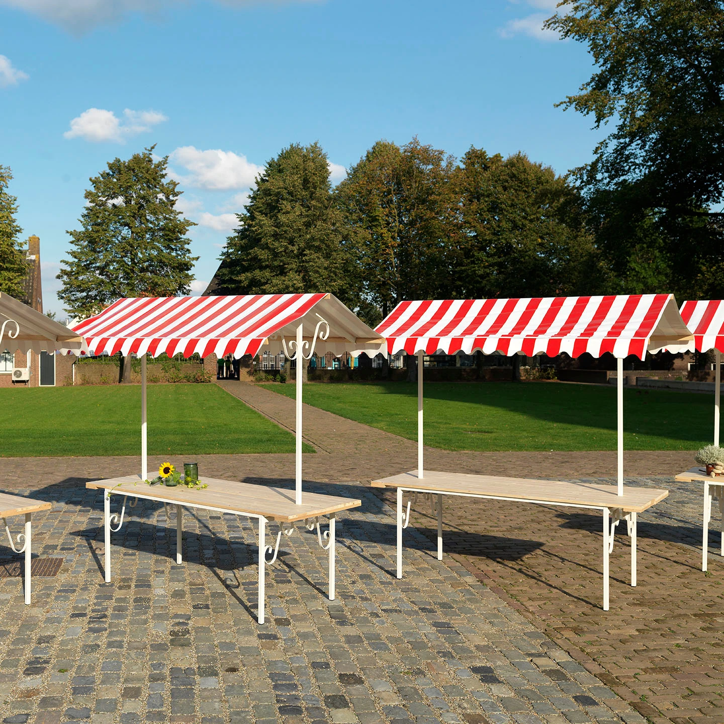 Market Stall Nostalgic Production galvanized Steel Europe Yellow/White Hot Design Commercial Street Booth Display Stand