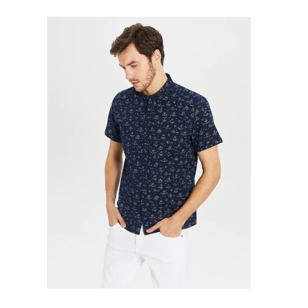 Мужская приталенная рубашка с коротким рукавом и чернильно-синим узором
