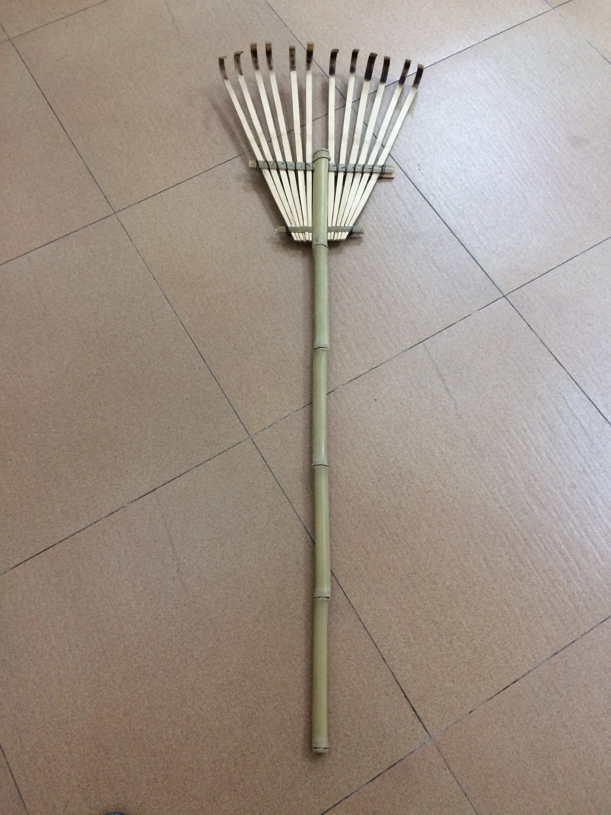 Бамбуковые грабли экологически чистые биоразлагаемые вьетнамские ремесла для японских фермеров уборки на открытом воздухе в саду