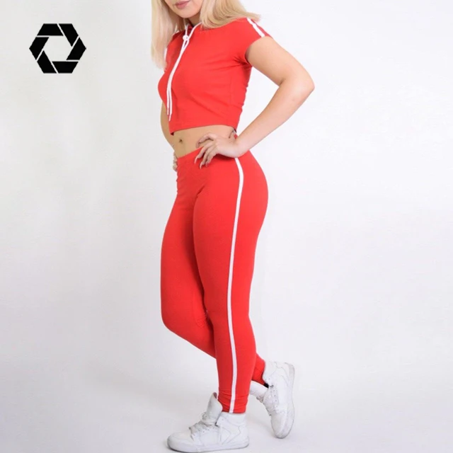 Женский укороченный спортивный костюм красный комплект с капюшоном