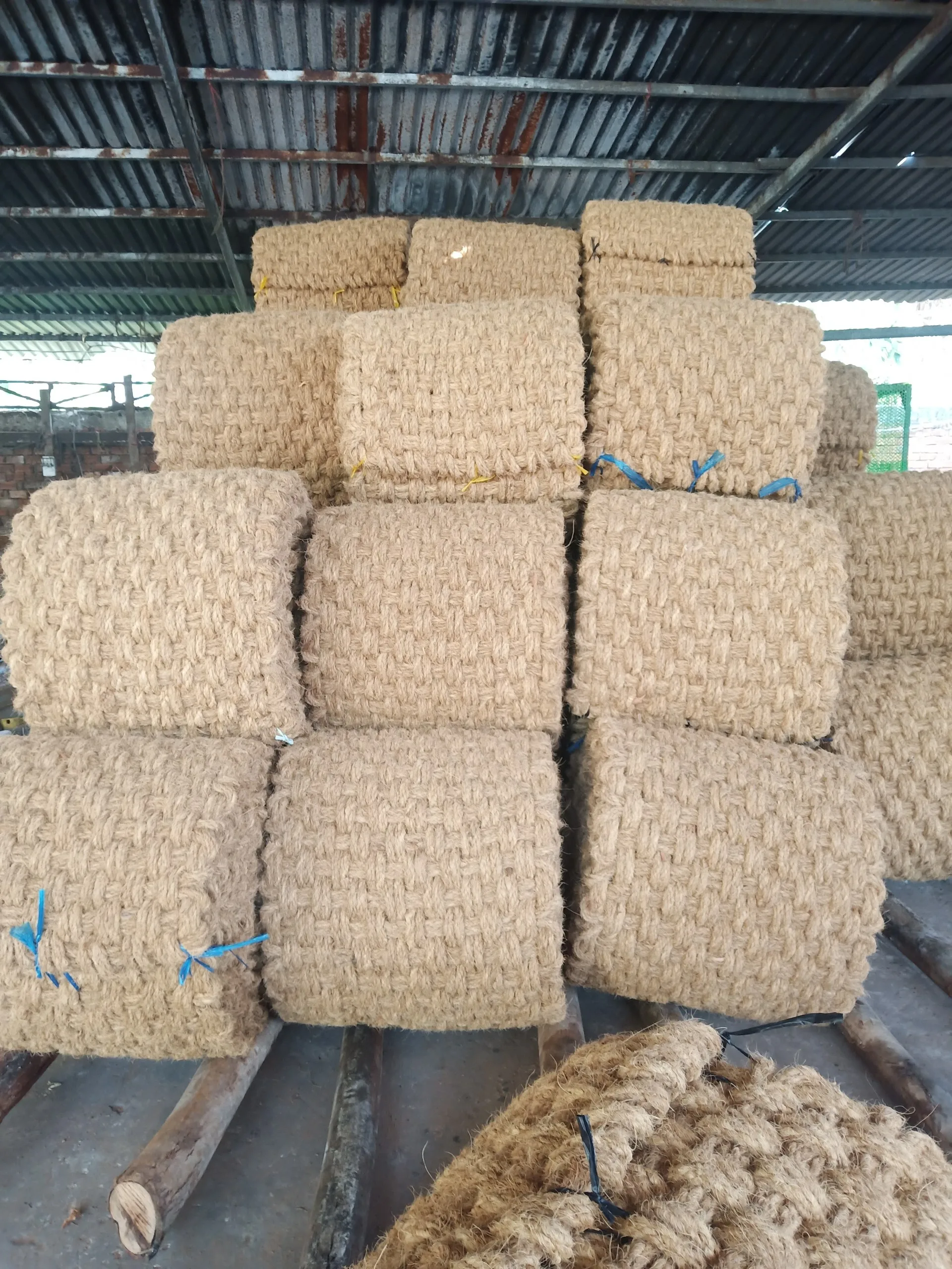 Wholesale 2022 Coconut coir matting roll from Vietnam for outdoor paving with factory price Custom size, thickness 100% natural