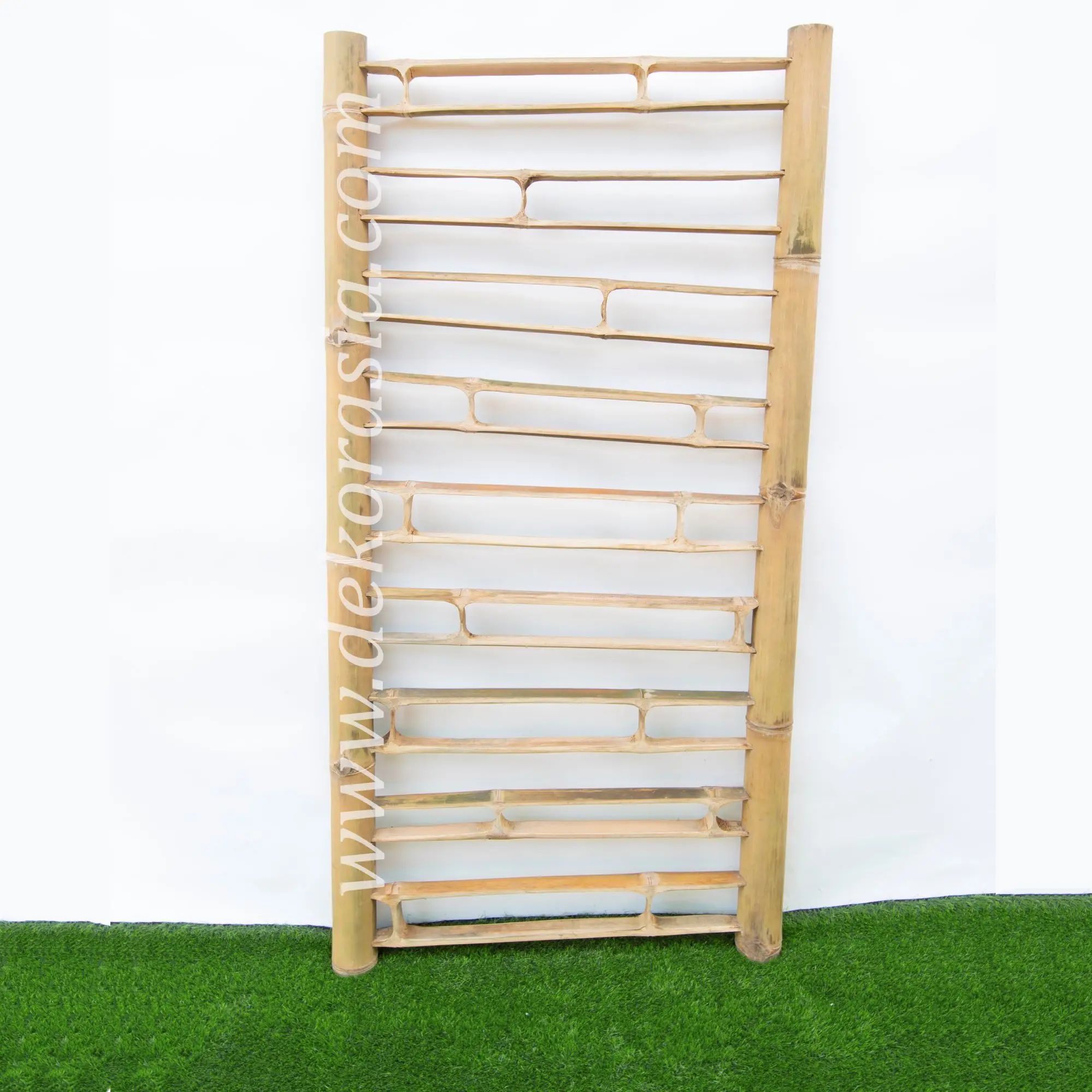 
 Бамбуковый забор доступен в черном и натуральном цветах  