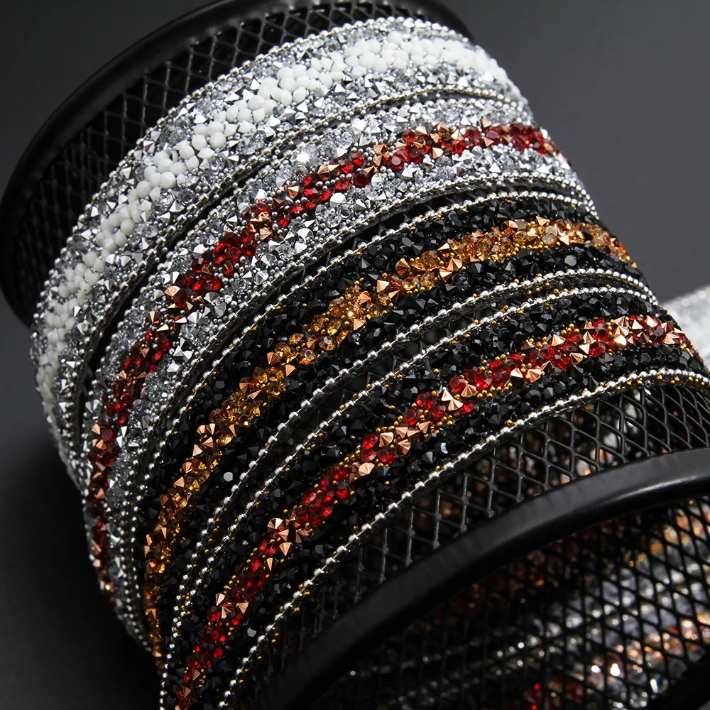 
Kavatar Wholesale Rhinestone Trim Clothing Labels Strass Hotfix Rhinestone Motif Color Customization Iron on Trims 