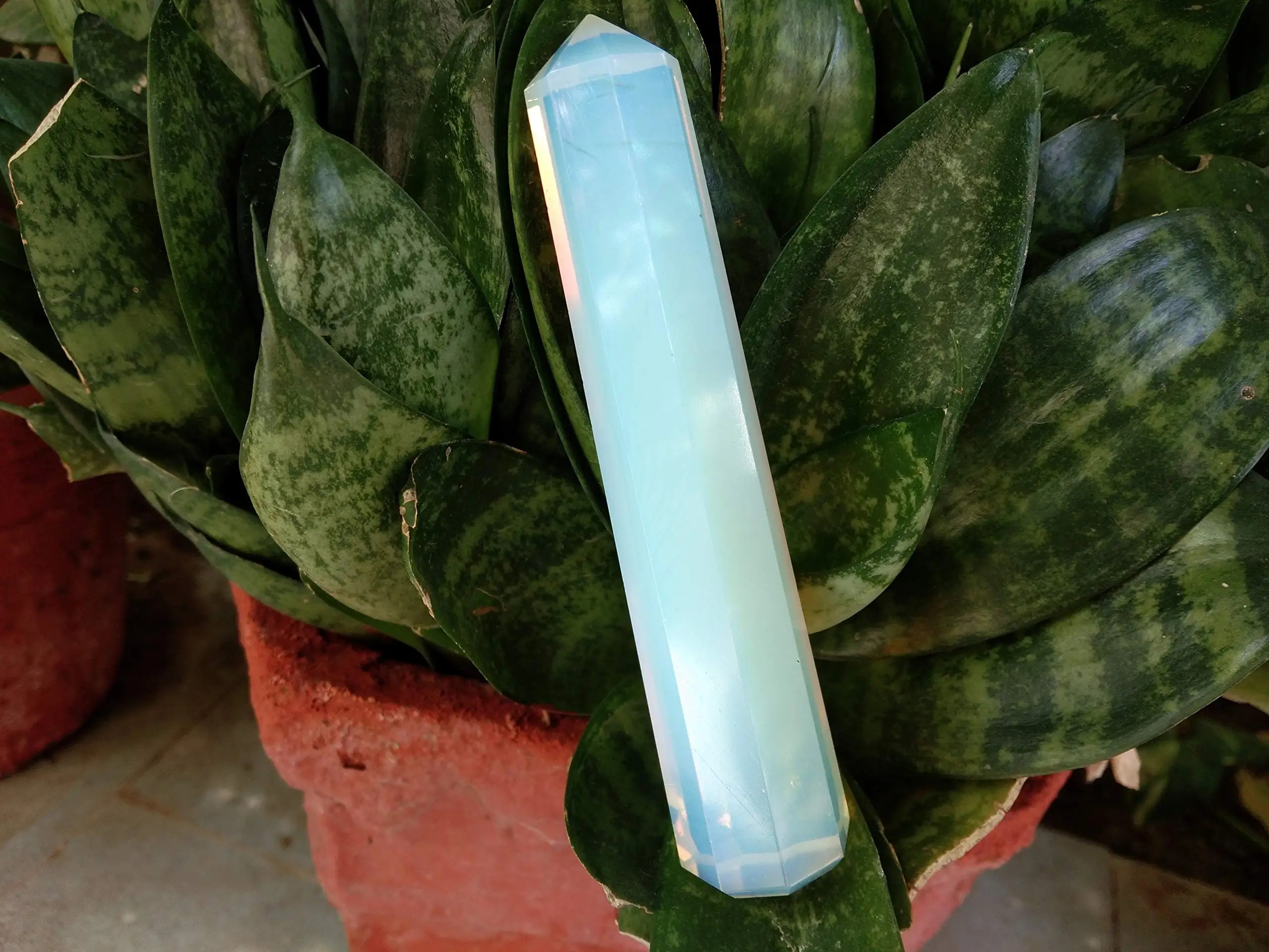 Подлинная Opalite Obelisk Tower с бесплатной брошюрой Jet International Crystal treatment Jumbo 6 Facet прибл. Кристалл Aura Rock