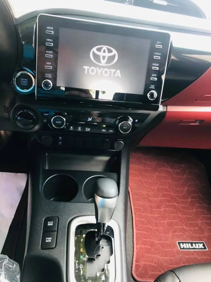  Довольно бывший в употреблении дизельный пикап toyota hilux 4x4 левый
