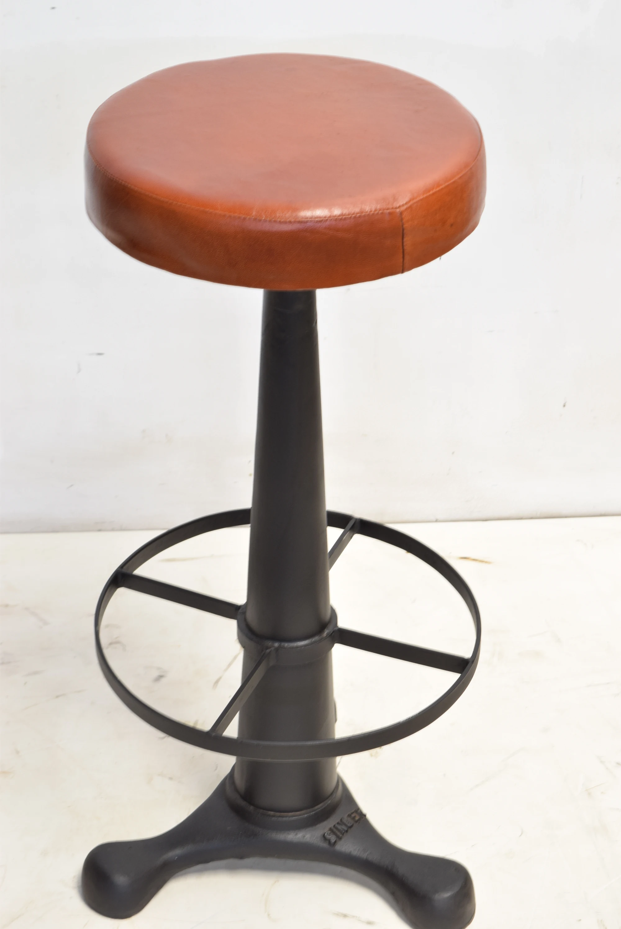 High Quality Industrial Furniture Genuine Leather Seat Cast Iron Base Bar Stool for Home Bar Hotel at Best Price for Living Room