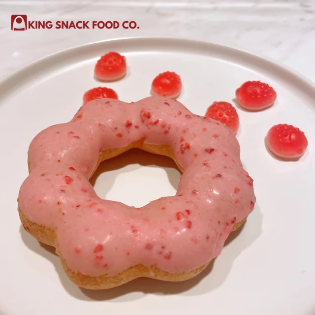 High quality crispy strawberry coating donut party supplies hot sell holiday donuts low calorie