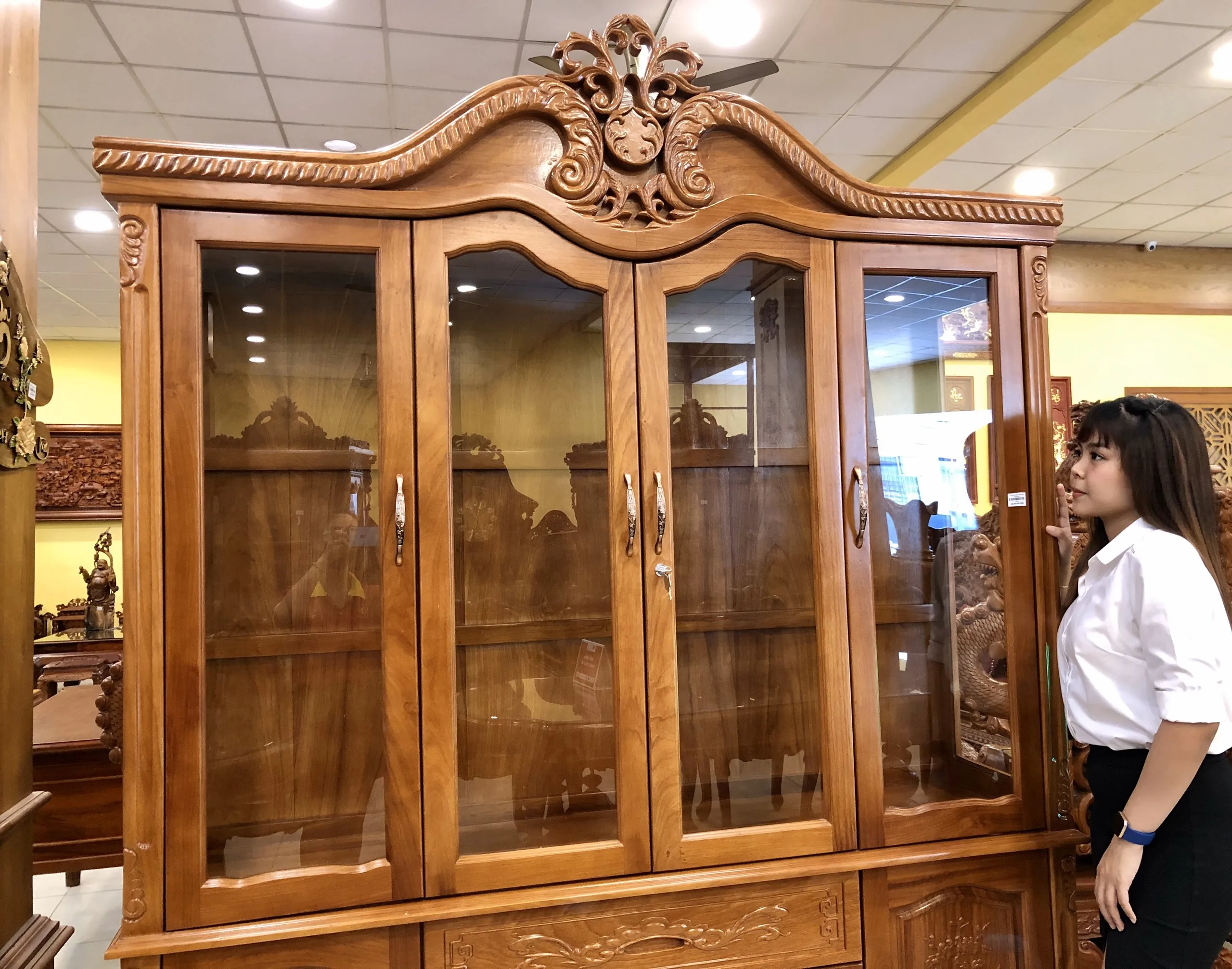 Винный шкаф с красной орхидеей 1m8x2m4