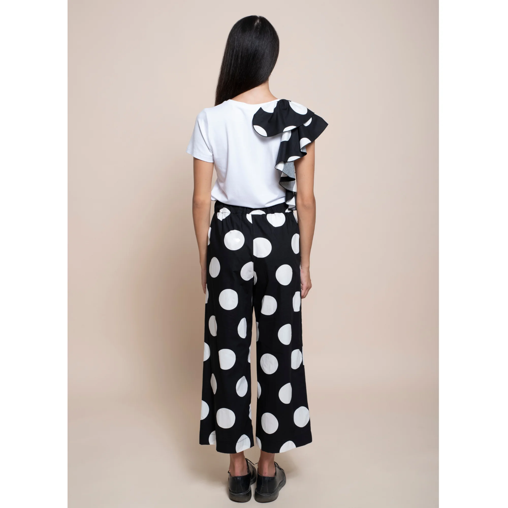 best quality Italian short sleeve crew neck tshirt with double rouge pois on the side in contrast , for day