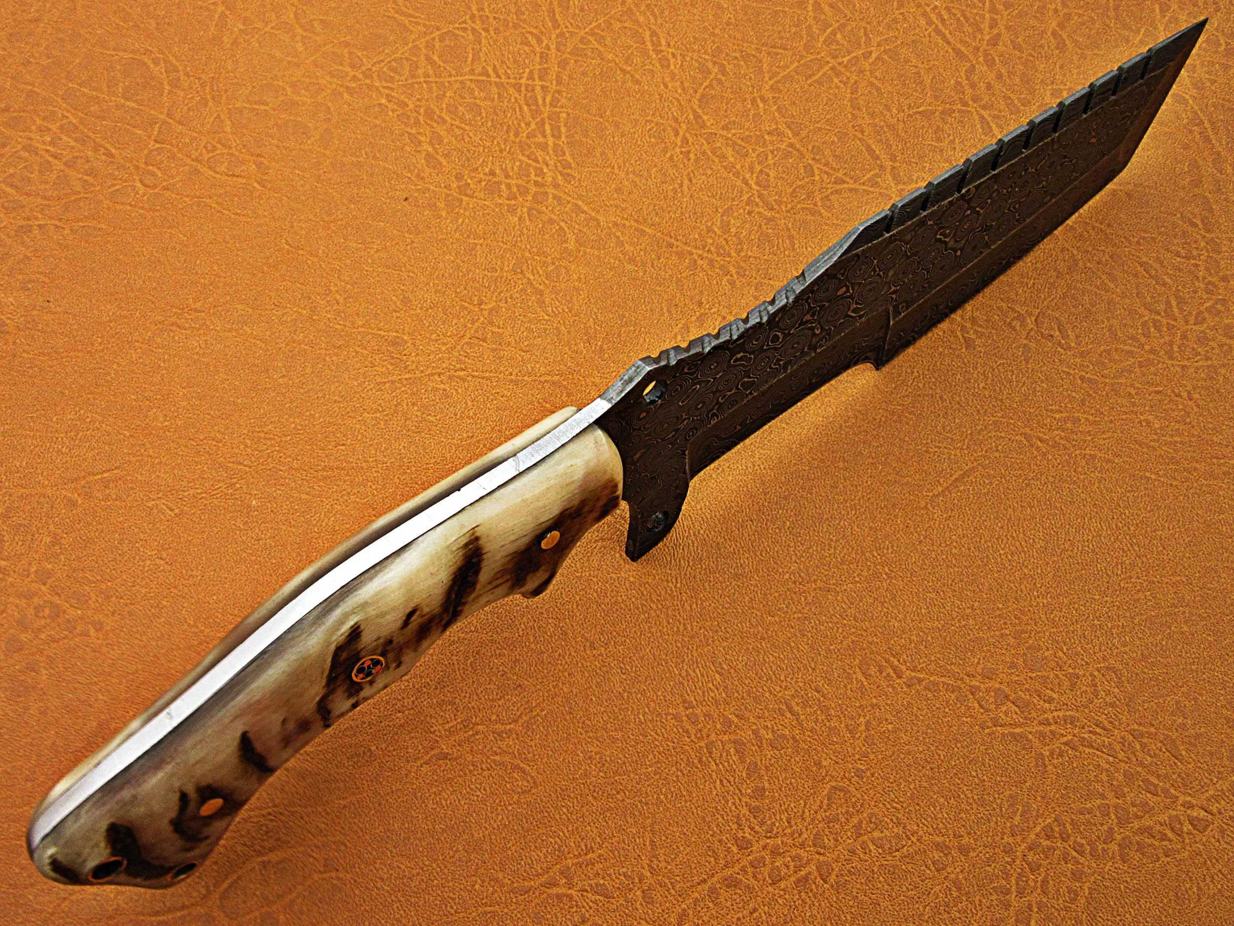 100% Высокое качество нож из дамасской стали трекер нож/Походный для выживания: бараний рог ручка с чистый кожаный футляр SCW-TK-0020