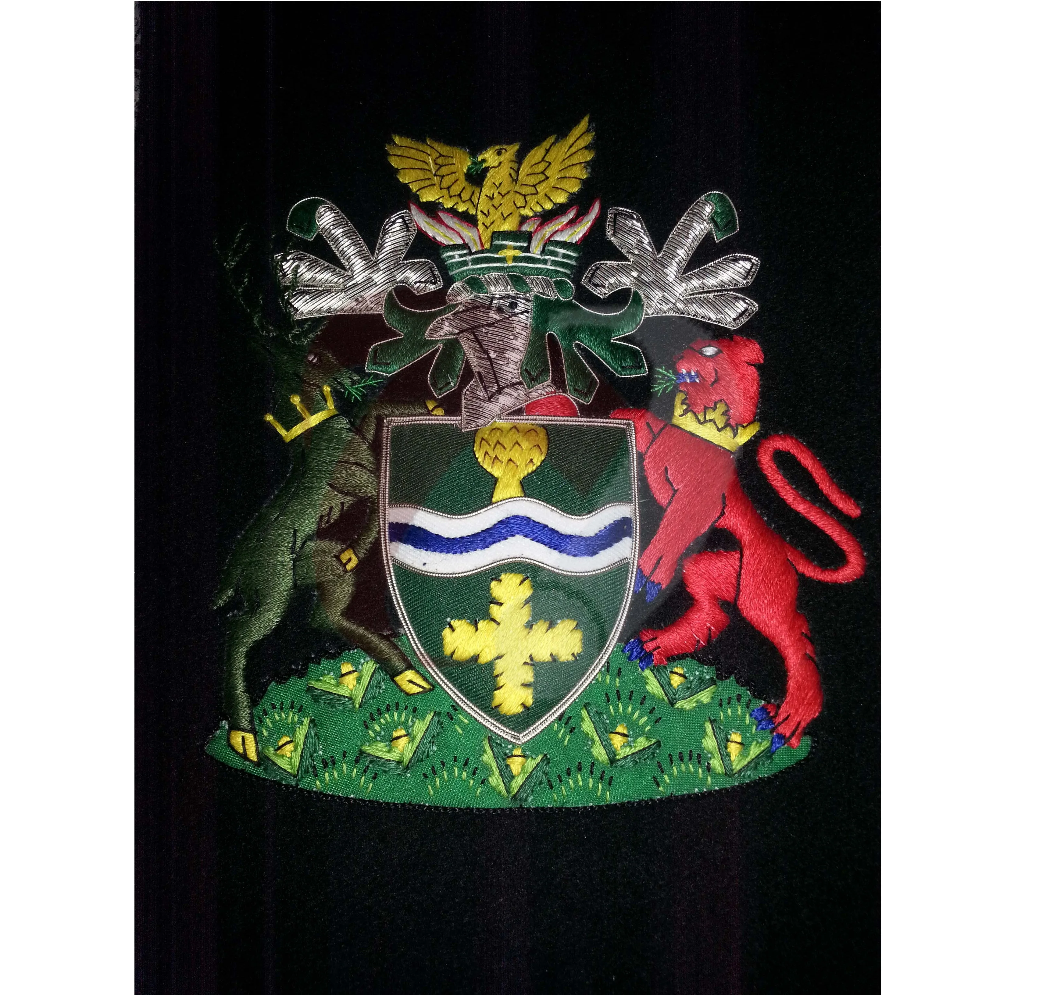 HAND EMBROIDERED FAMILY CREST / COAT OF ARM