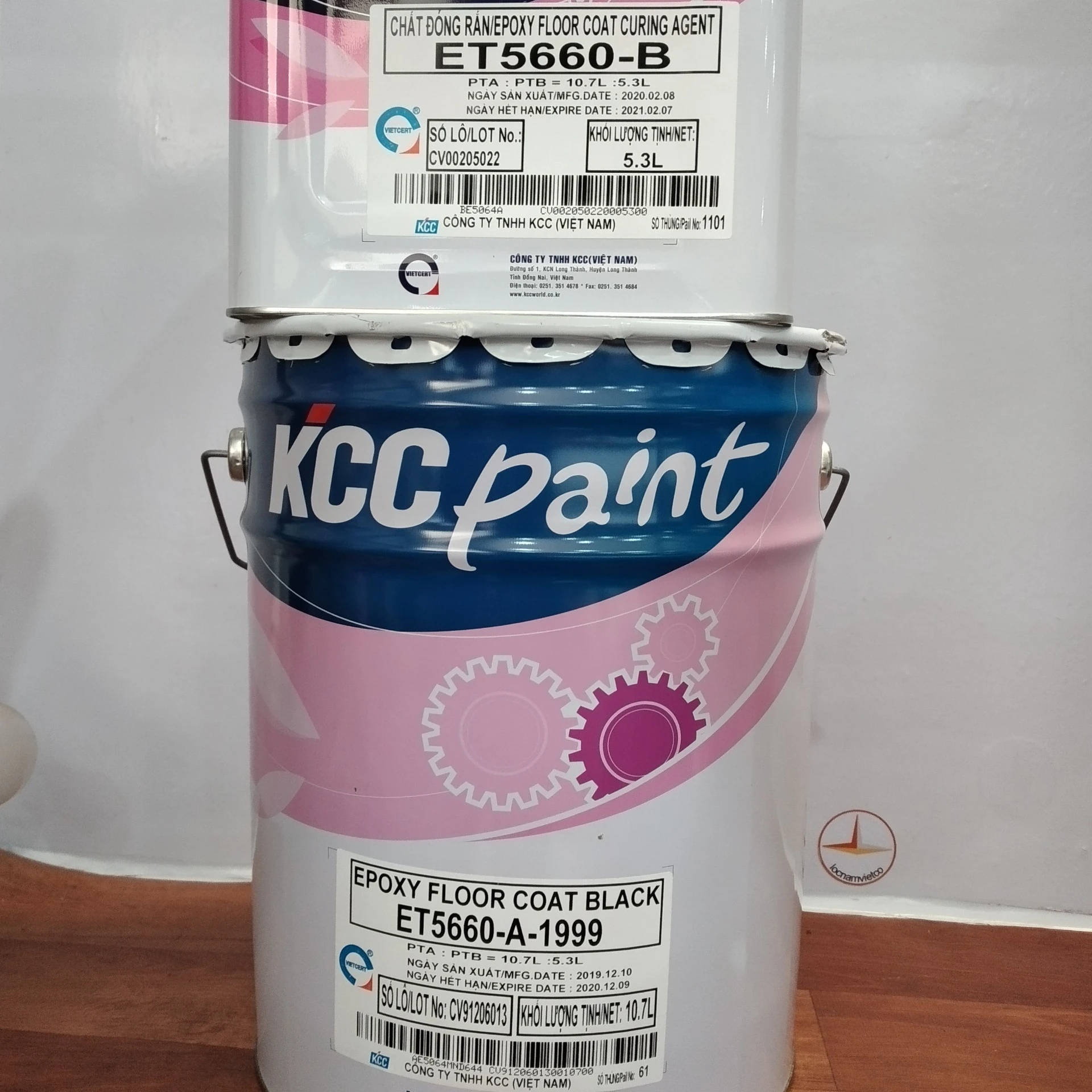 
Черная эпоксидная краска для пола клочки шерсти ET5660-A-1999 финишное покрытие для использования по бетону или цементным краски с высоким Лоском 