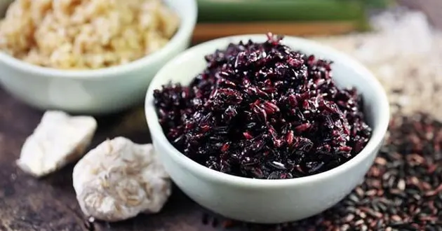 Лидер продаж Круглый клейкий рис высокого качества для экспорта Вьетнам черный (Ms Деми + 84 961 733 400)