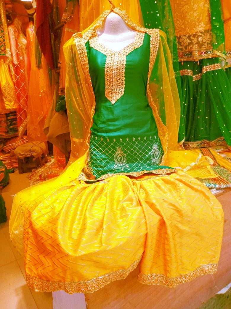 Модные дизайнерские индийские пакистанские костюмы из 3 частей лужайки/льна/хлопка Жоржетта доступны по оптовой цене.