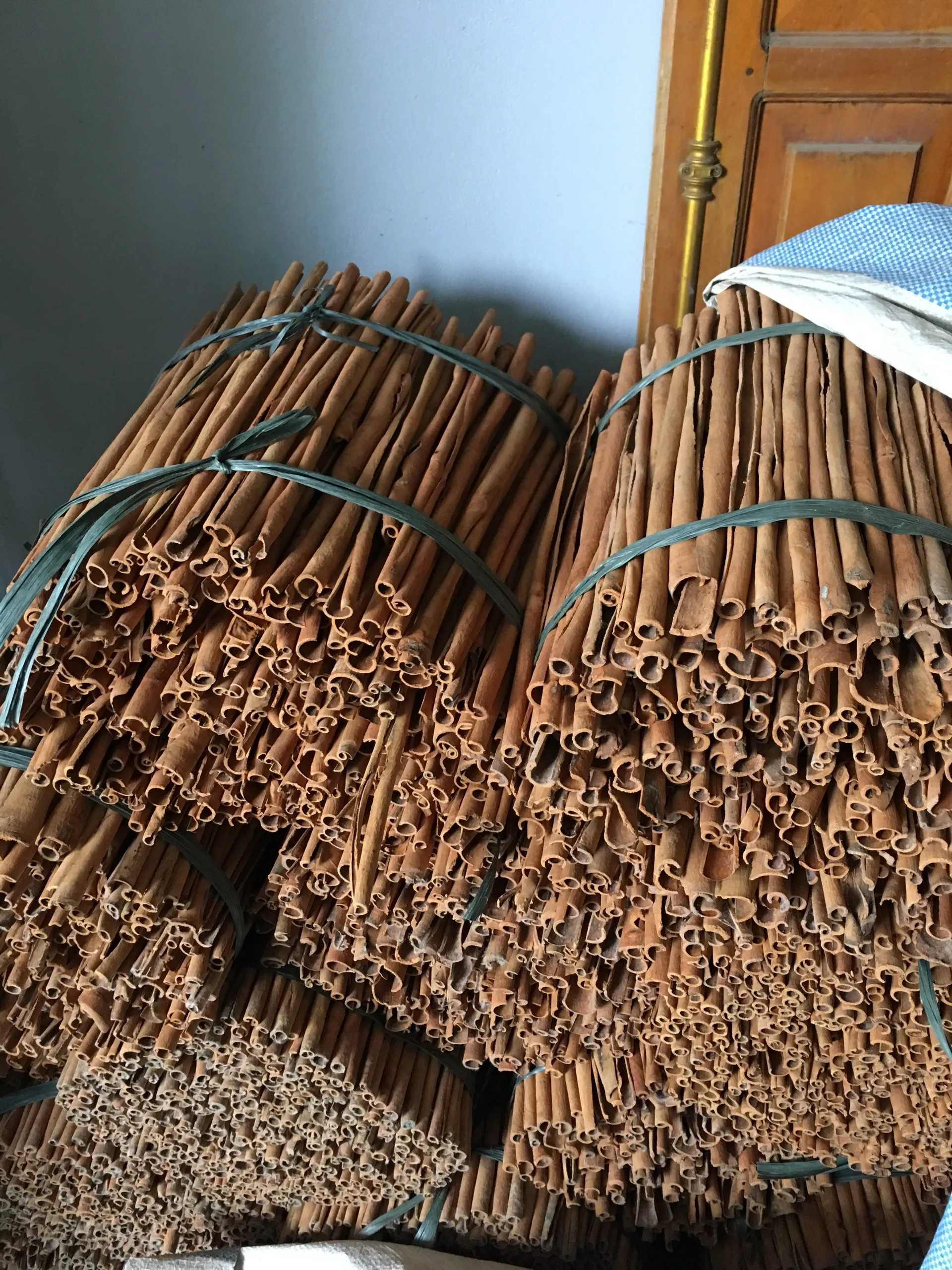 Best Quality Cinnamon Price  Cassia Spicy AD Single Herbs & Spices Raw + Dried Stick Natural Yellow,natural Yellow 13.5% Max