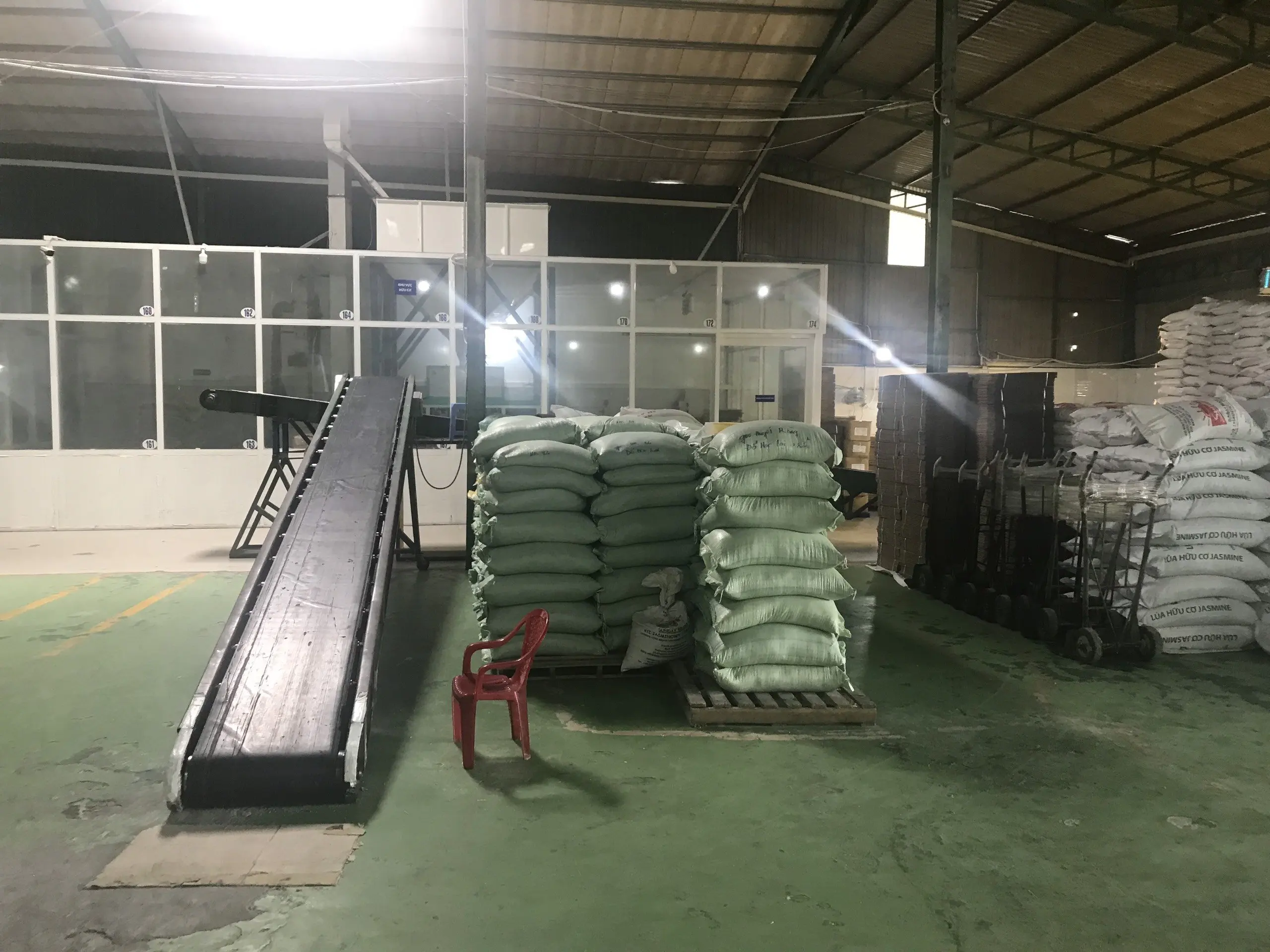 Готов отправить высшее качество по всему миру оптовая продажа вьетнамский экспорт риса длинный белый жасмин рис 5% сломанный