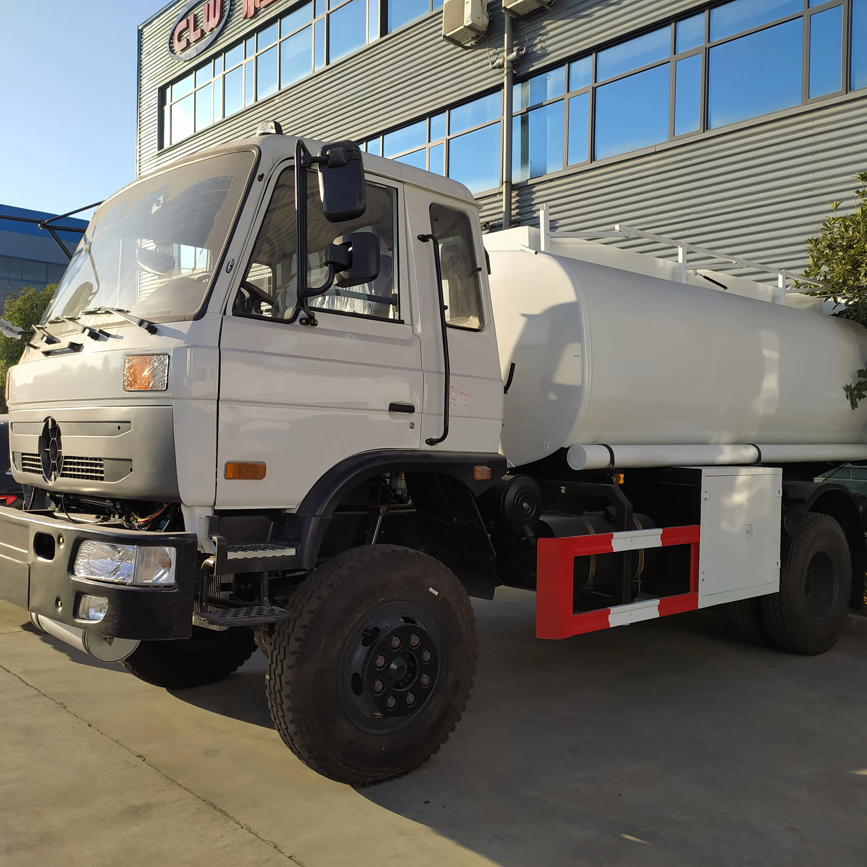 dongfeng 4*2 12 cubic meters fuel tank truck oil tanker truck for sale