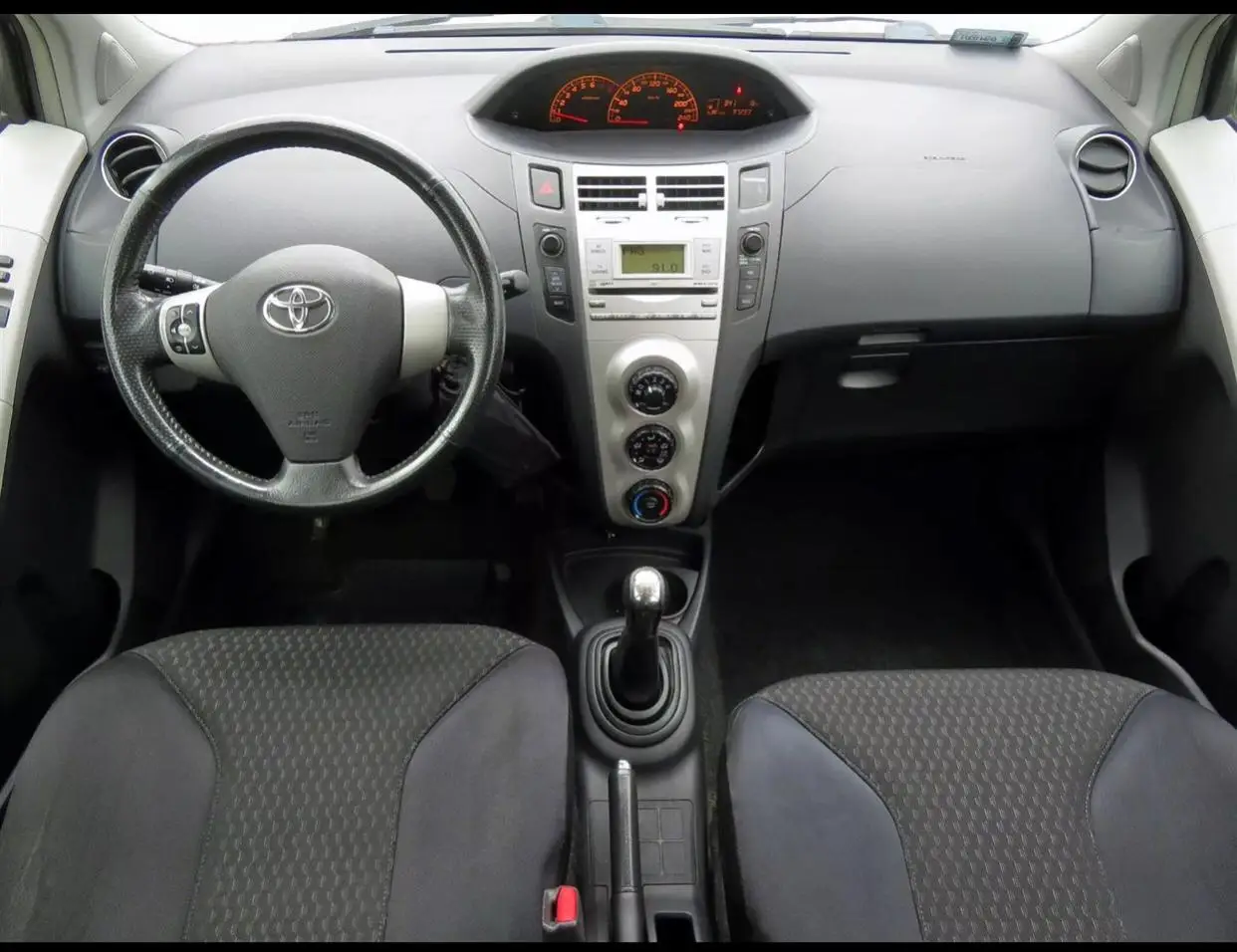 Горячее предложение б/у 2007 T0y0ta Yaris 4 дверей имеющихся в наличии для продажи с большой скидкой свяжитесь нами прямо сейчас