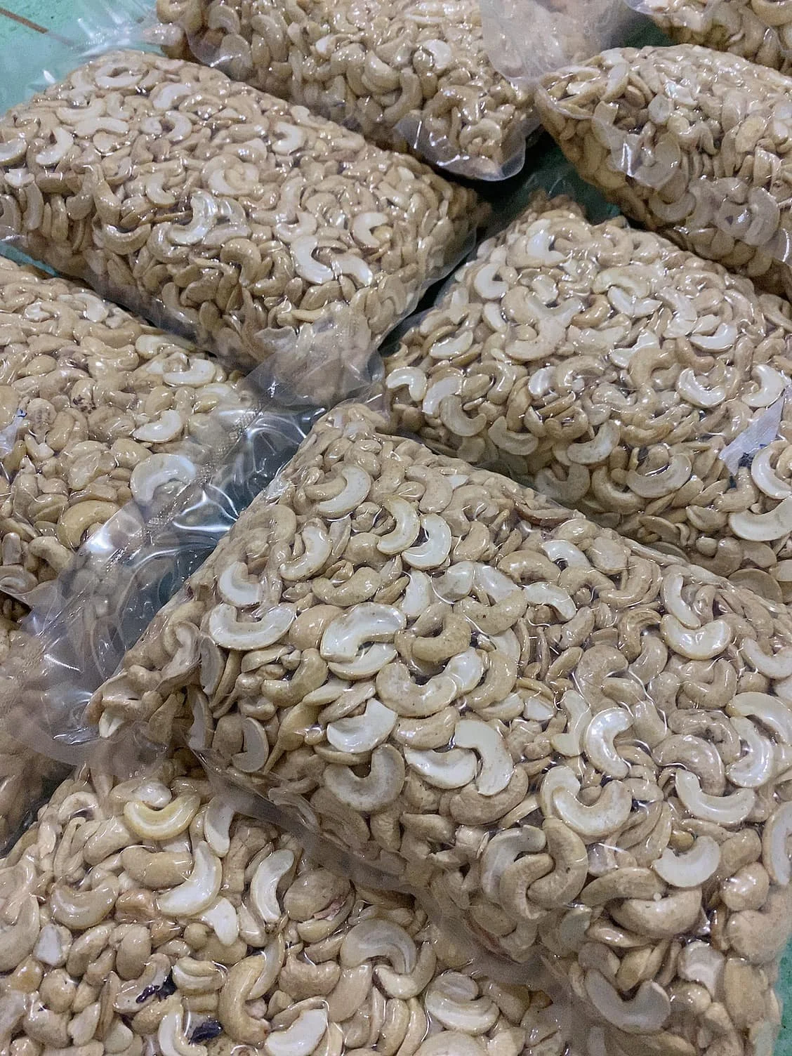 Vietnam cashew nuts w320 w240 packing in Vaccum / Tin/ Can for sell ( 0084989322607 whatsapp Linda)