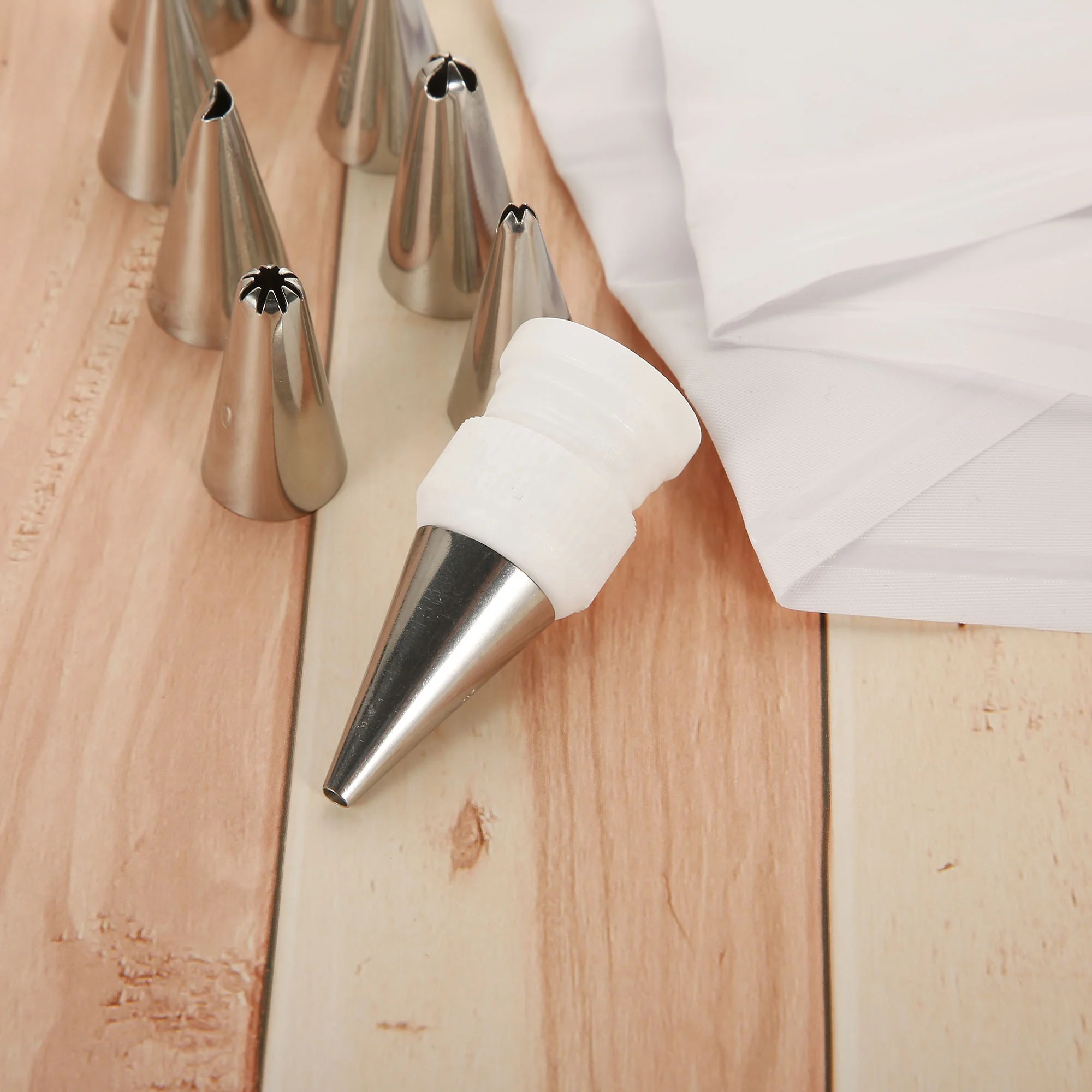 Incredible Decorating Icing Set with White Pastry Bag 31 pcs Metal Icing Tips for Housewives Kitchen Cake Bakeware Baking