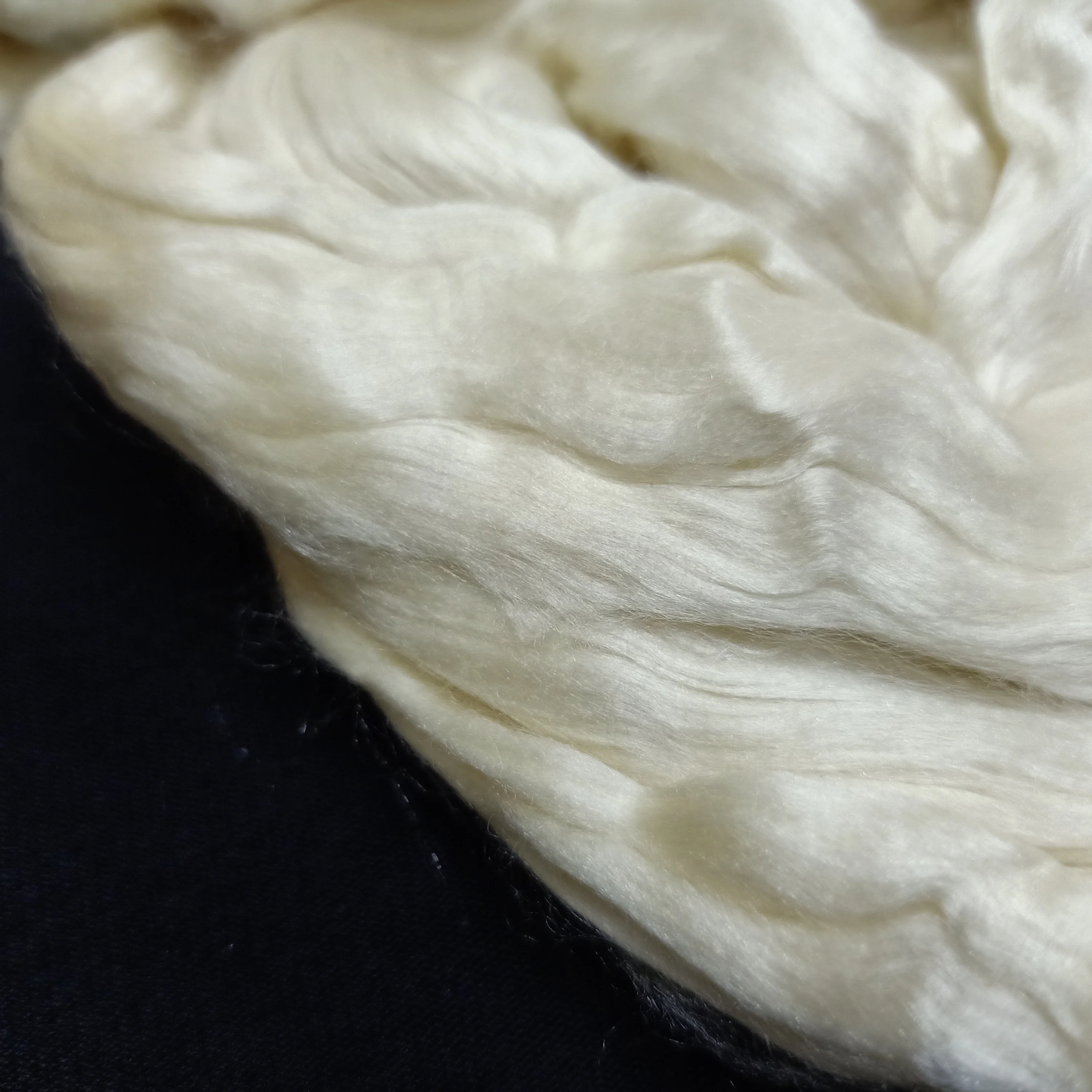 natural 100% mulberry silk sliver in white suitable for yarn and fiber stores,  ideal for resale
