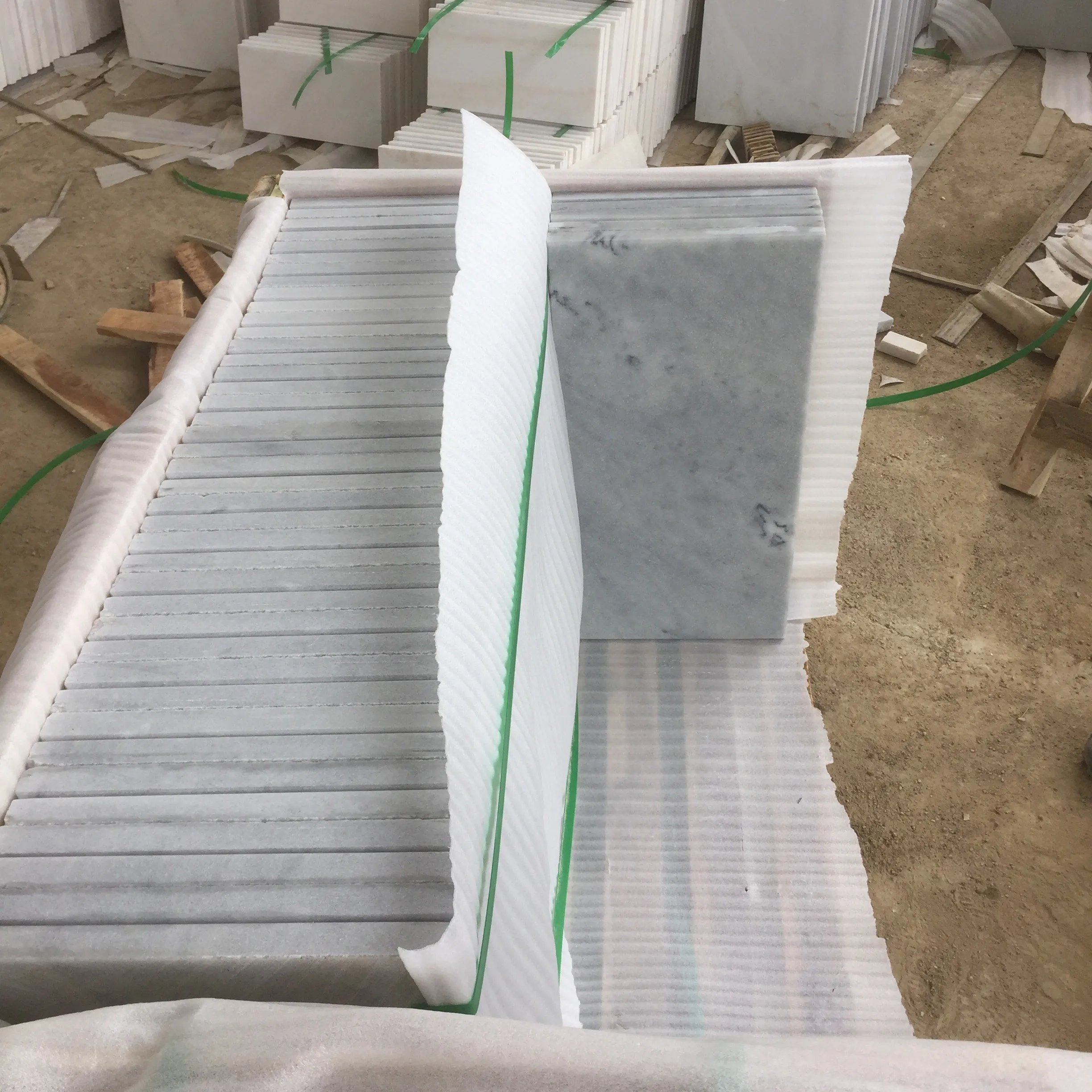 Мрамор из серого доломита с прожилкой